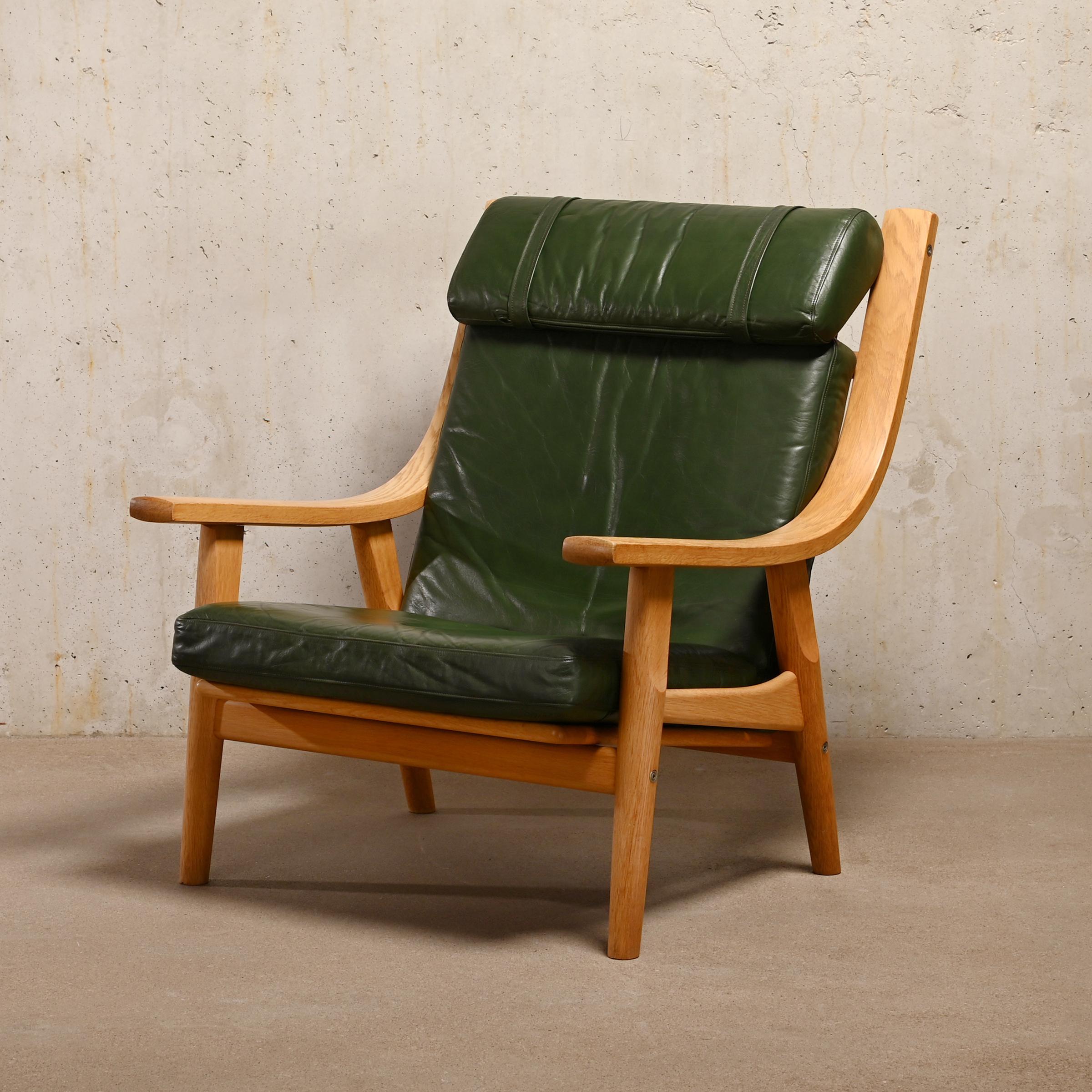 Great example of Hans J. Wegner GE-530 lounge chair and matching Ottoman for GETAMA, Denmark. Hight quality solid Oak frame with original forrest green leather cushions supported by rubber straps. Both chair and ottoman are signed with manufacture