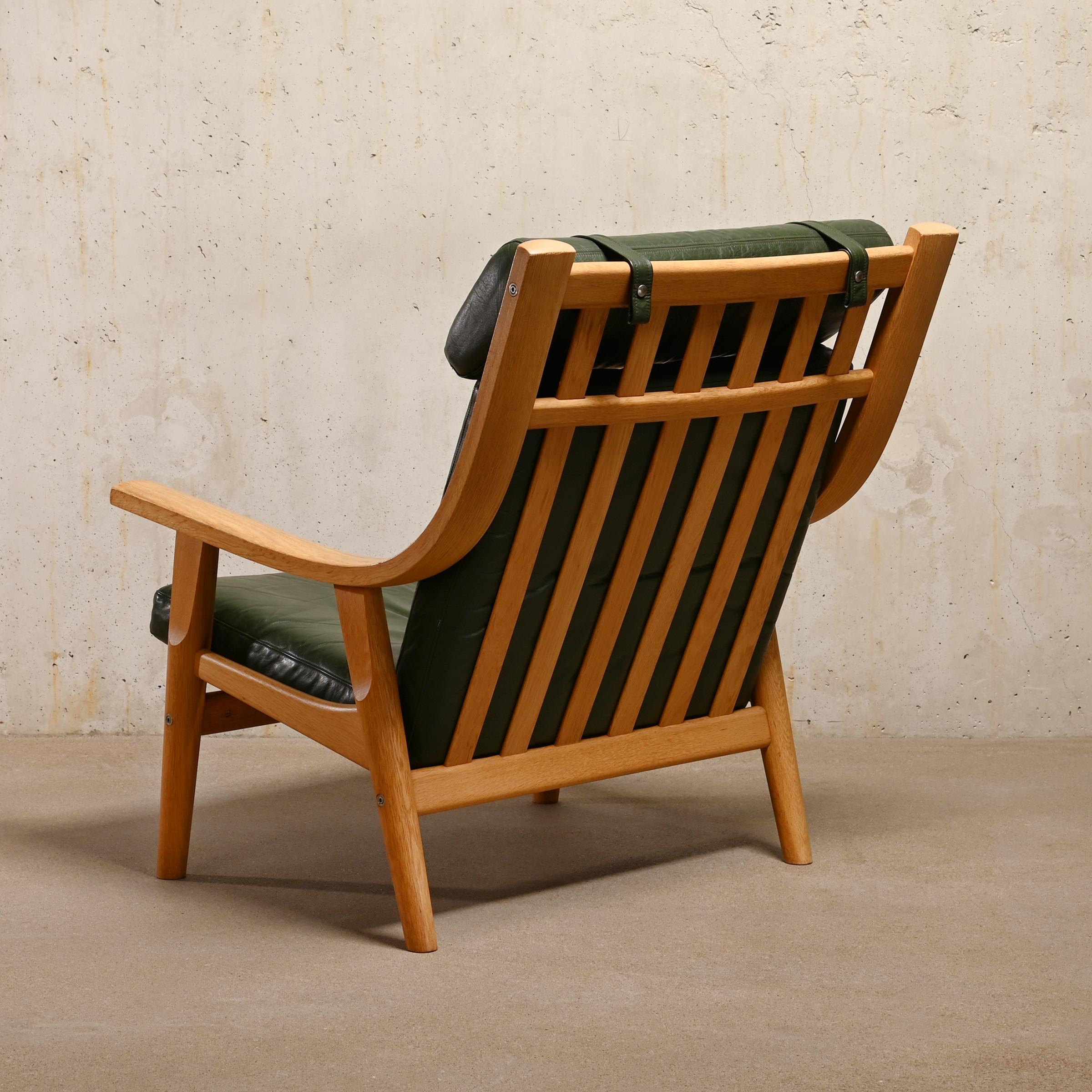 Milieu du XXe siècle Chaise longue et pouf en chêne et cuir vert Hans J. Wegner GE530, GETAMA
