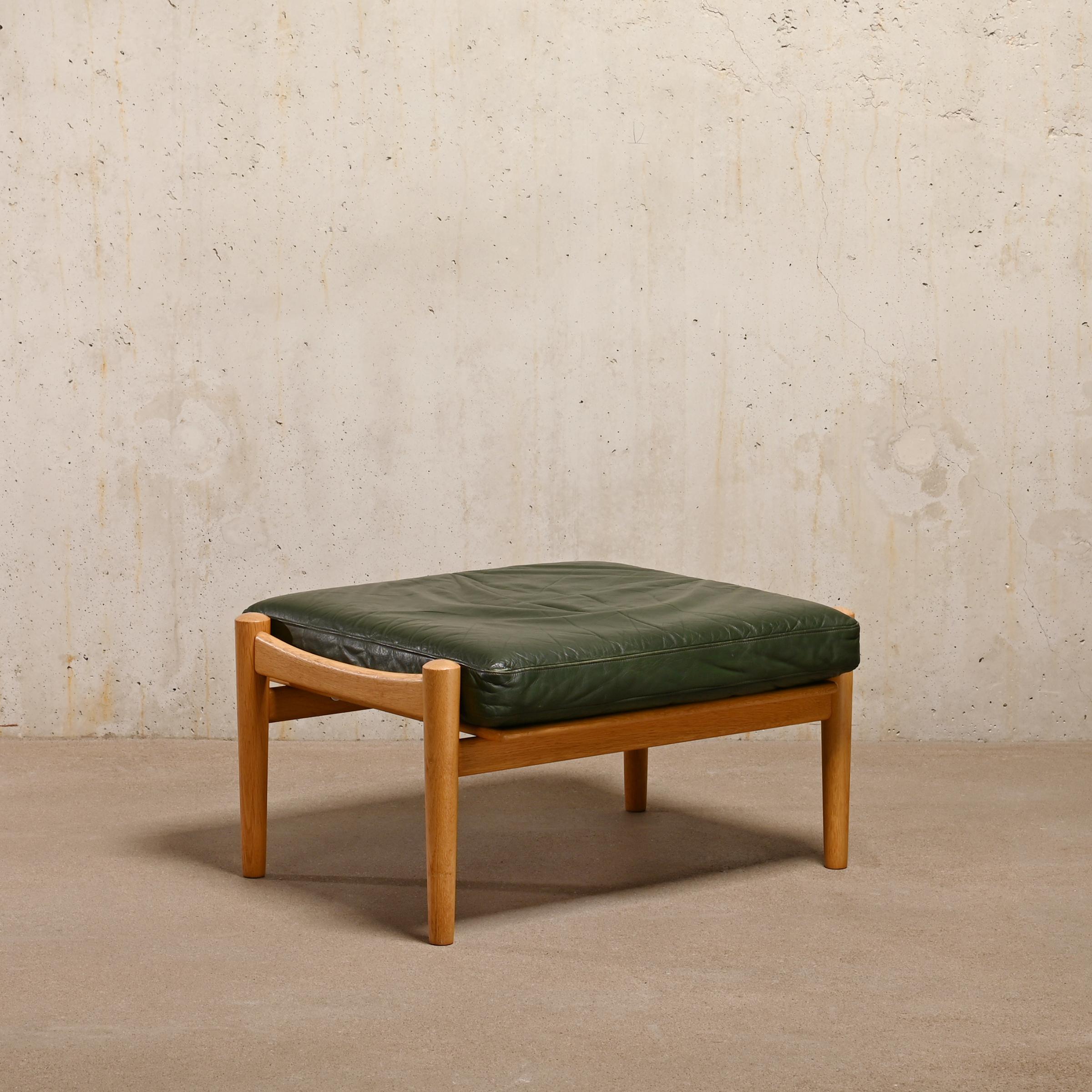 Chaise longue et pouf en chêne et cuir vert Hans J. Wegner GE530, GETAMA 1