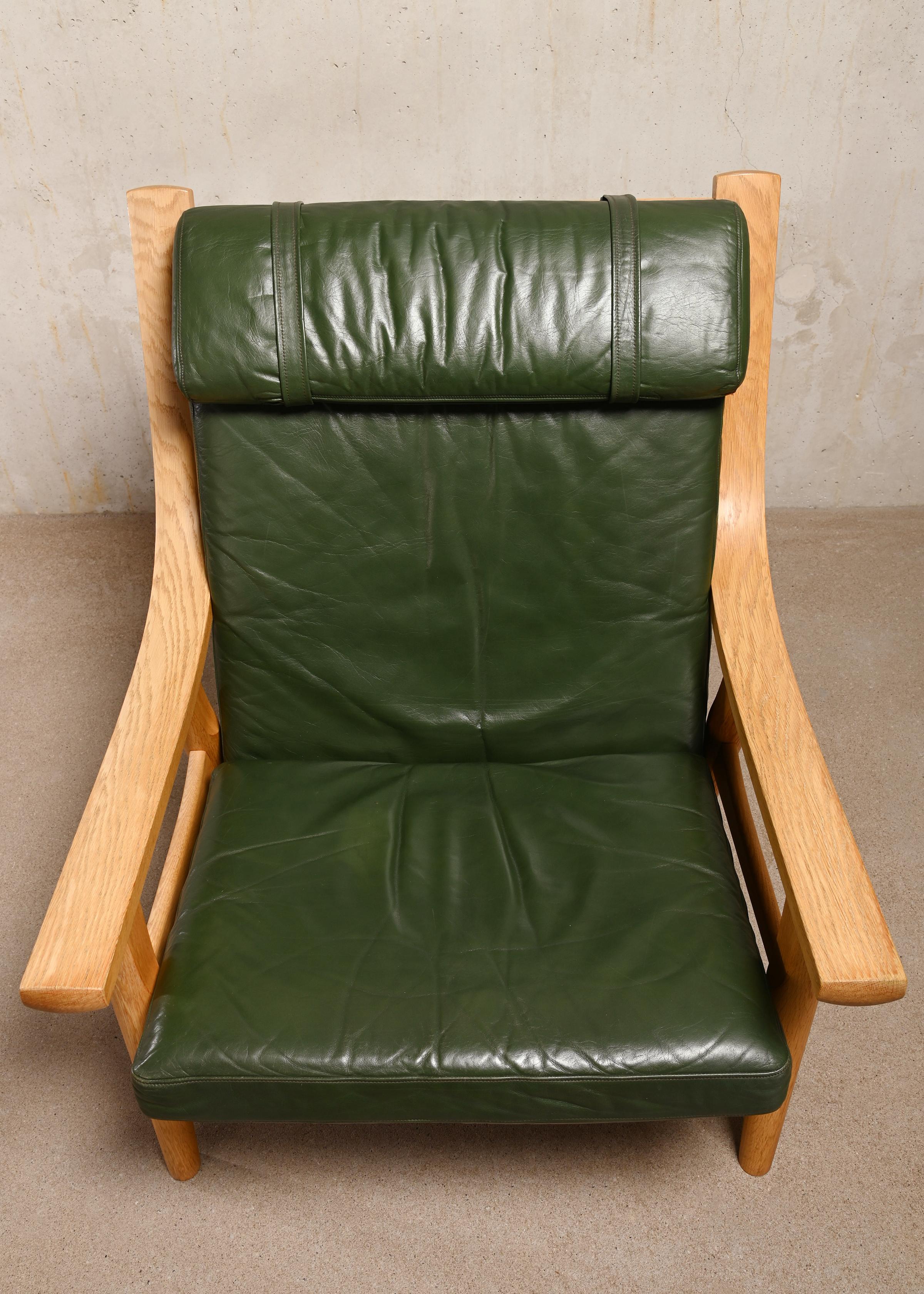 Chaise longue et pouf en chêne et cuir vert Hans J. Wegner GE530, GETAMA 2