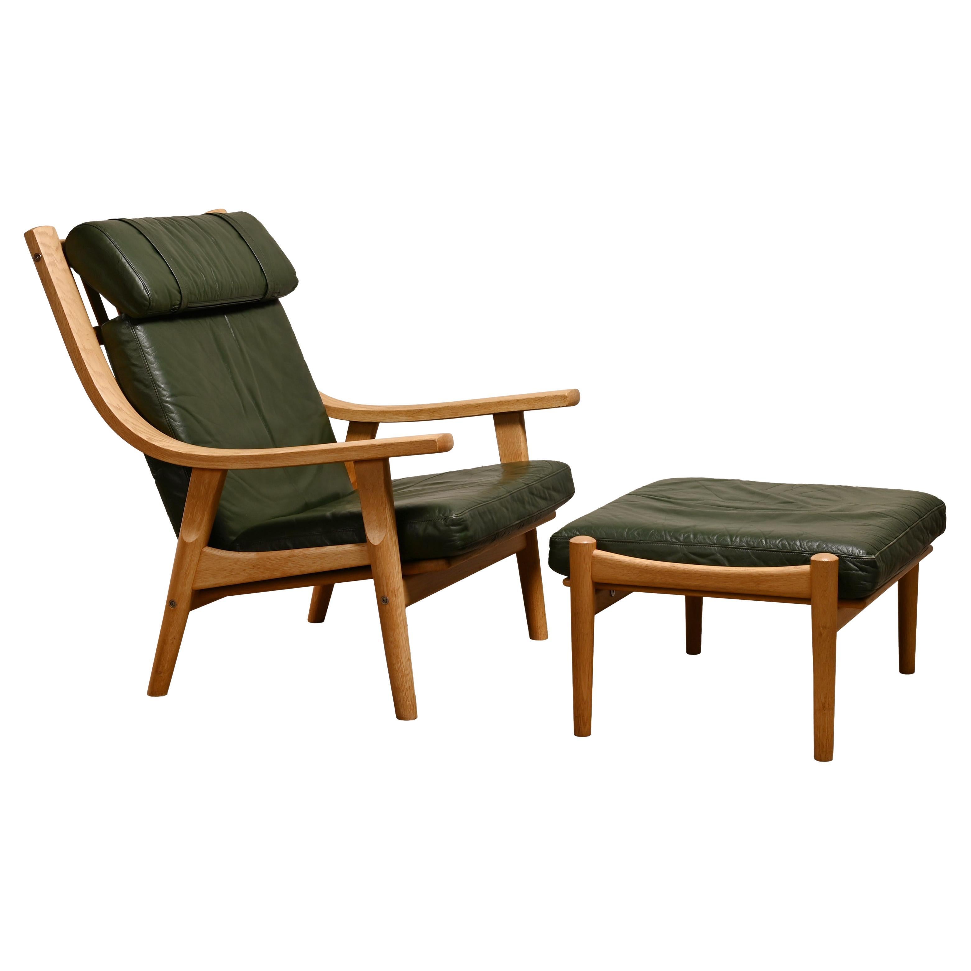 Chaise longue et pouf en chêne et cuir vert Hans J. Wegner GE530, GETAMA