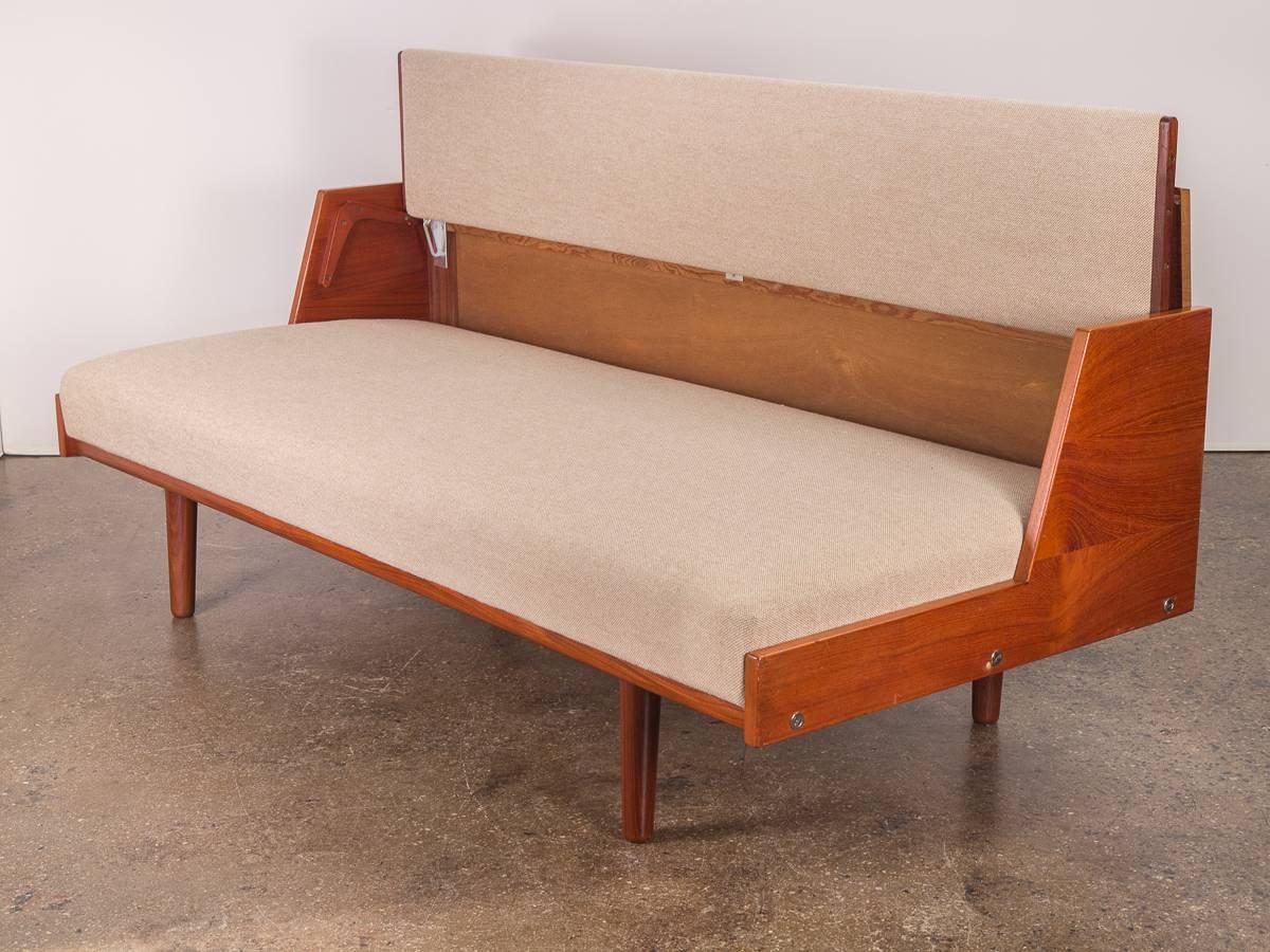 The perfect New York sofa and guest bed, and one of the finest daybed designs of the era. The model GE6 Daybed designed by Hans J. Wegner for GETAMA. This brilliantly constructed sofa doubles as a single bed when the backrest is lifted. Our sofa may
