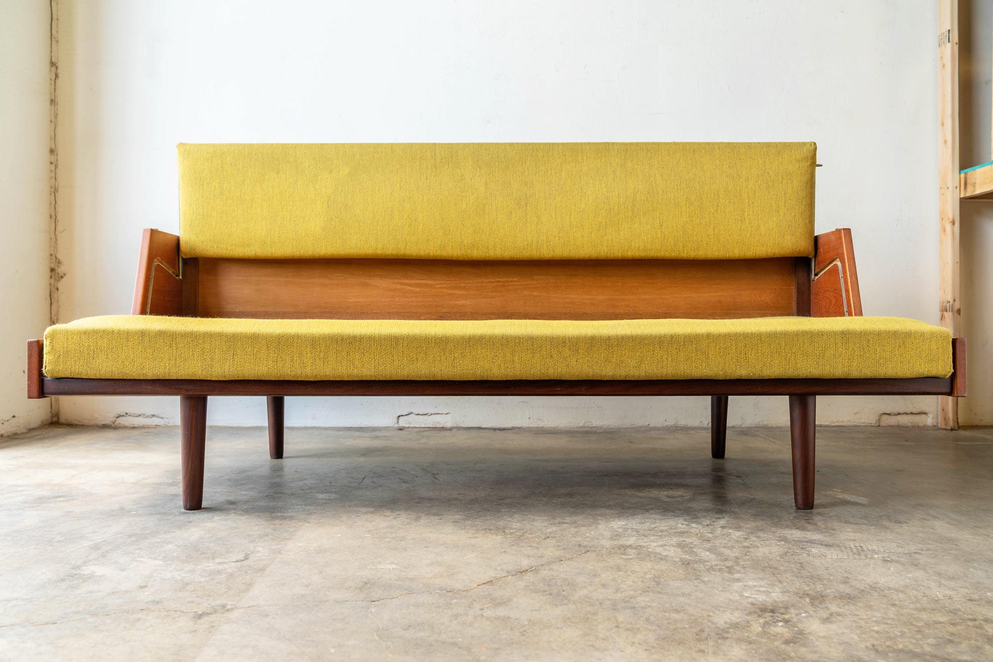 Hans J. Wegner GE6 Daybed Sofa for GETAMA In Good Condition For Sale In Las Vegas, NV