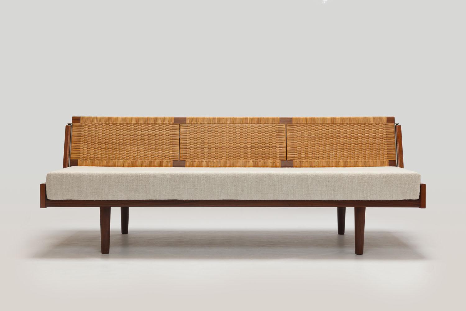 Sofa daybed model GE-7 by Hans Wegner, designed in 1954, manufactured by Getama Denmark.
This version with a woven wicker backrest is an early and very rare version of the popular sofa-daybed design that Wegner designed in many versions for