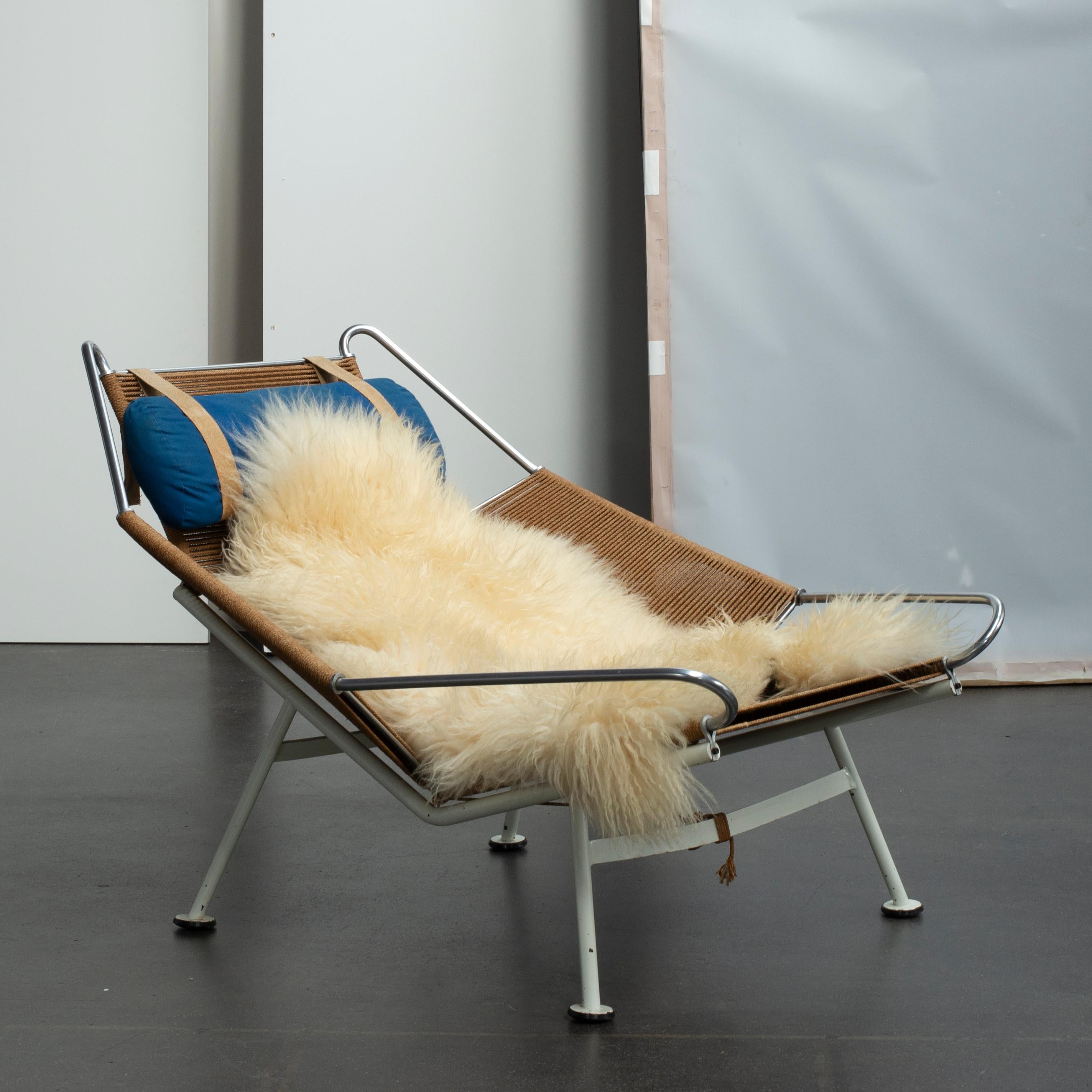 Chaise de drisse Hans J. Wegner, modèle GE225. Exécuté par GETAMA, Danemark.

Structure en acier laqué blanc avec coussin en tissu bleu d'origine.
