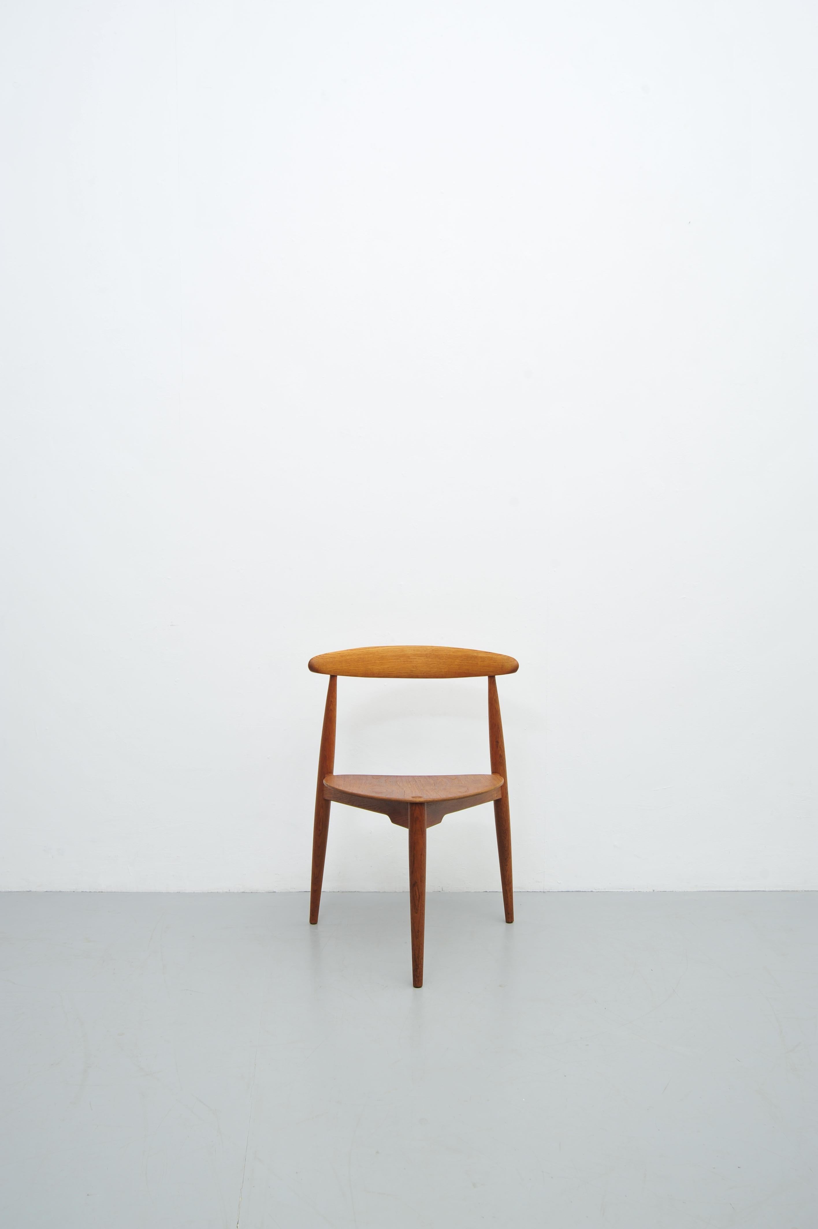 La sedia FH4104 Heart Chair di Hans J. Wegner, realizzata nel 1952, è un iconico esempio di design danese. Wegner (1914-2007) si è distinto come uno dei più importanti designer danesi e si è distinto per la sua qualità artigianale. Il dreibeinige