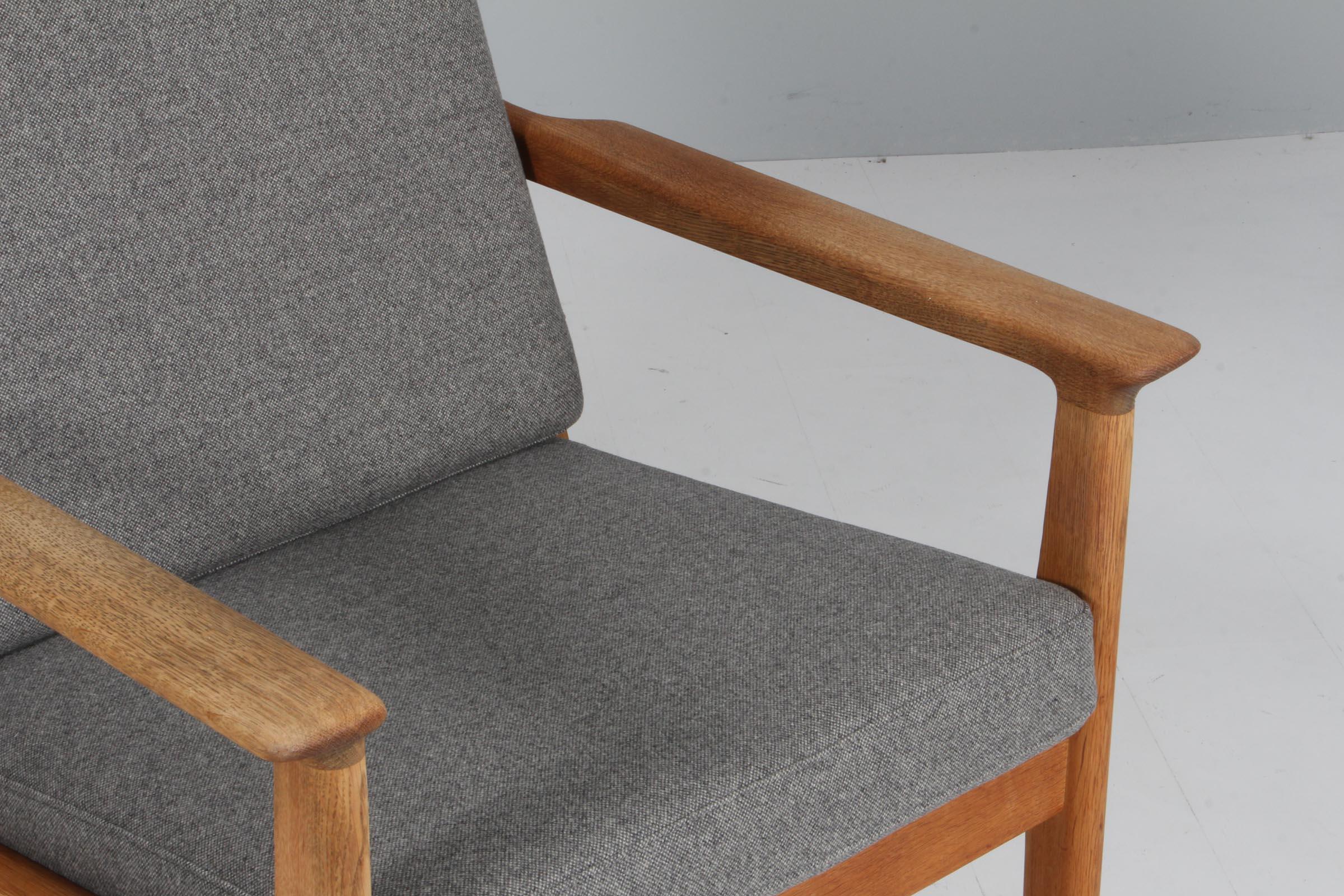 Hans J. Wegner hihgback lounge chair in oak and wool. 1970s model GE265 In Good Condition In Esbjerg, DK