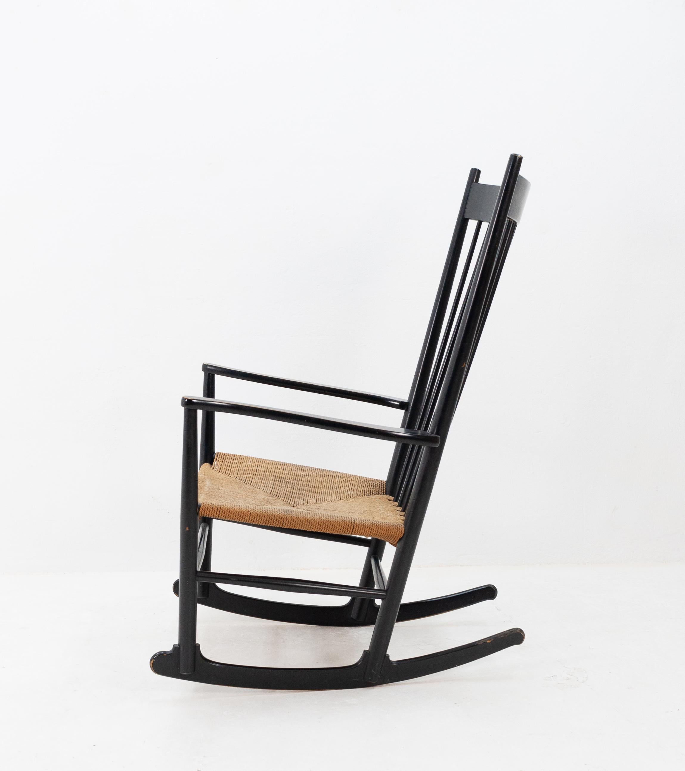 Hans J. Wegner J16 Rocking Chair In Good Condition In Den Haag, NL