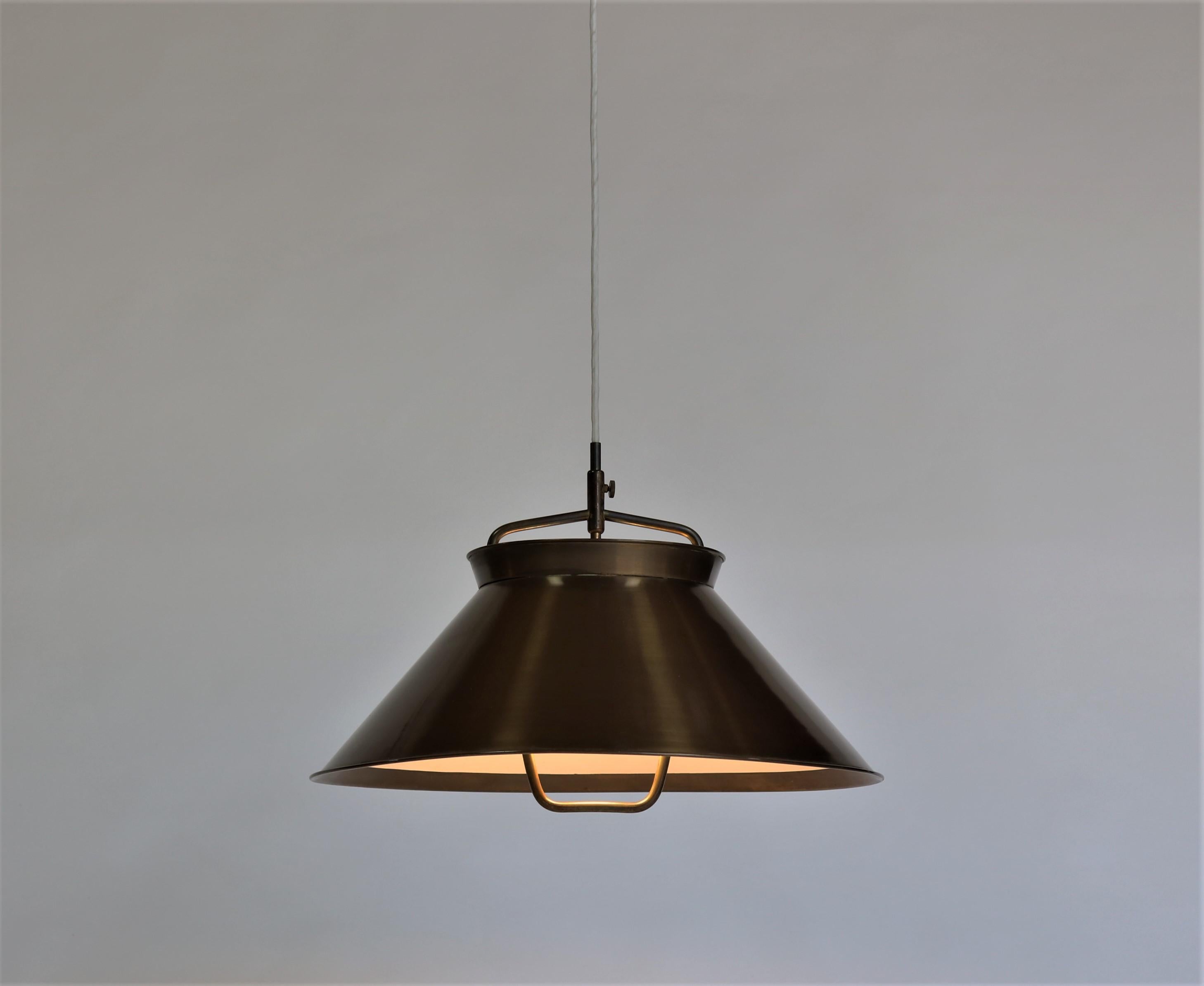 Beautiful and rare pendant in solid patinated brass with stunning patina. Very few of these lamps were produced at cabinetmaker Johannes Hansen in the early 1950s. The pendant was designed by Hans J. Wegner to accompany his iconic furniture at