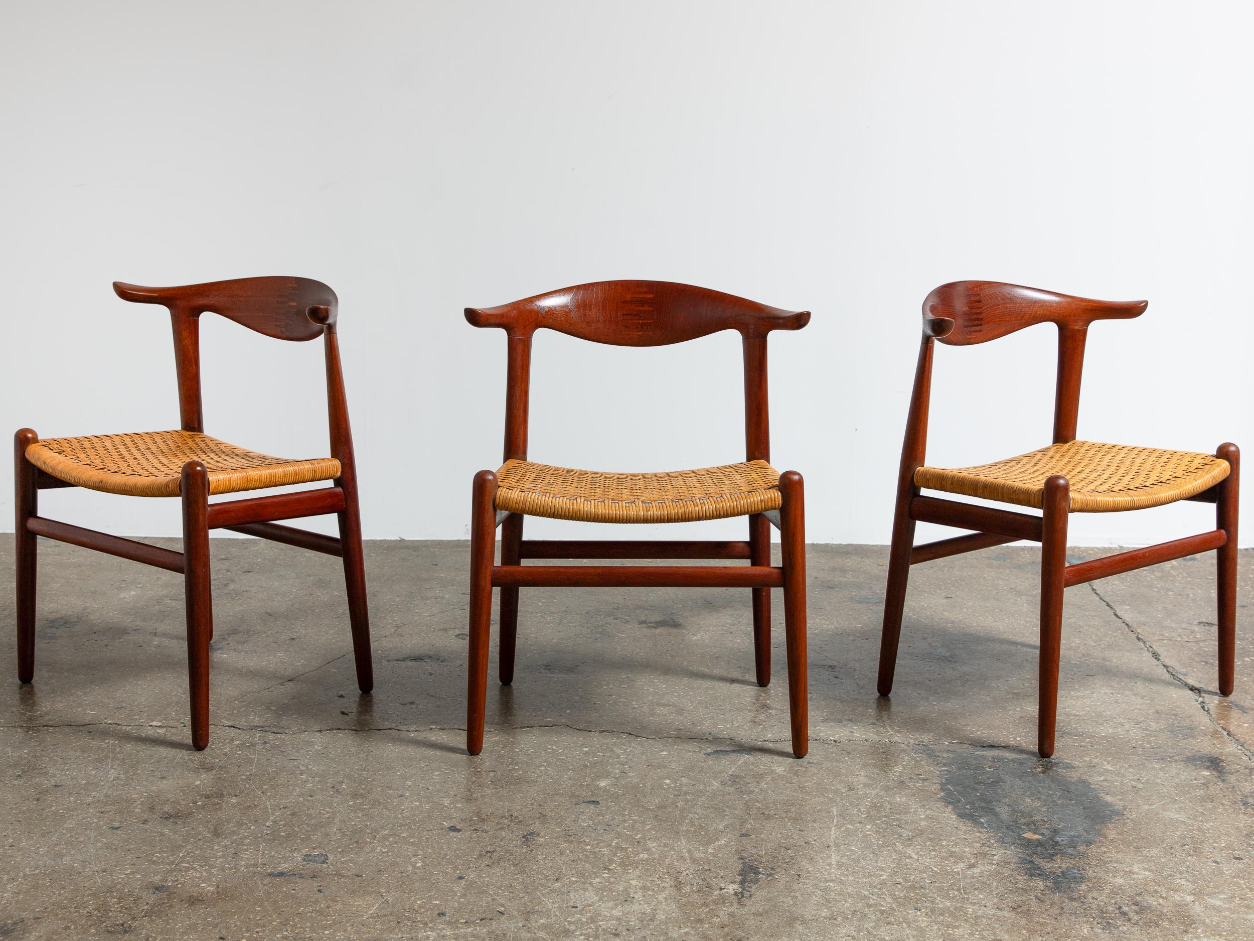 Scandinavo moderno Hans J. Wegner JH-505 Sedie in teak e canna - Set di sei sedie in vendita