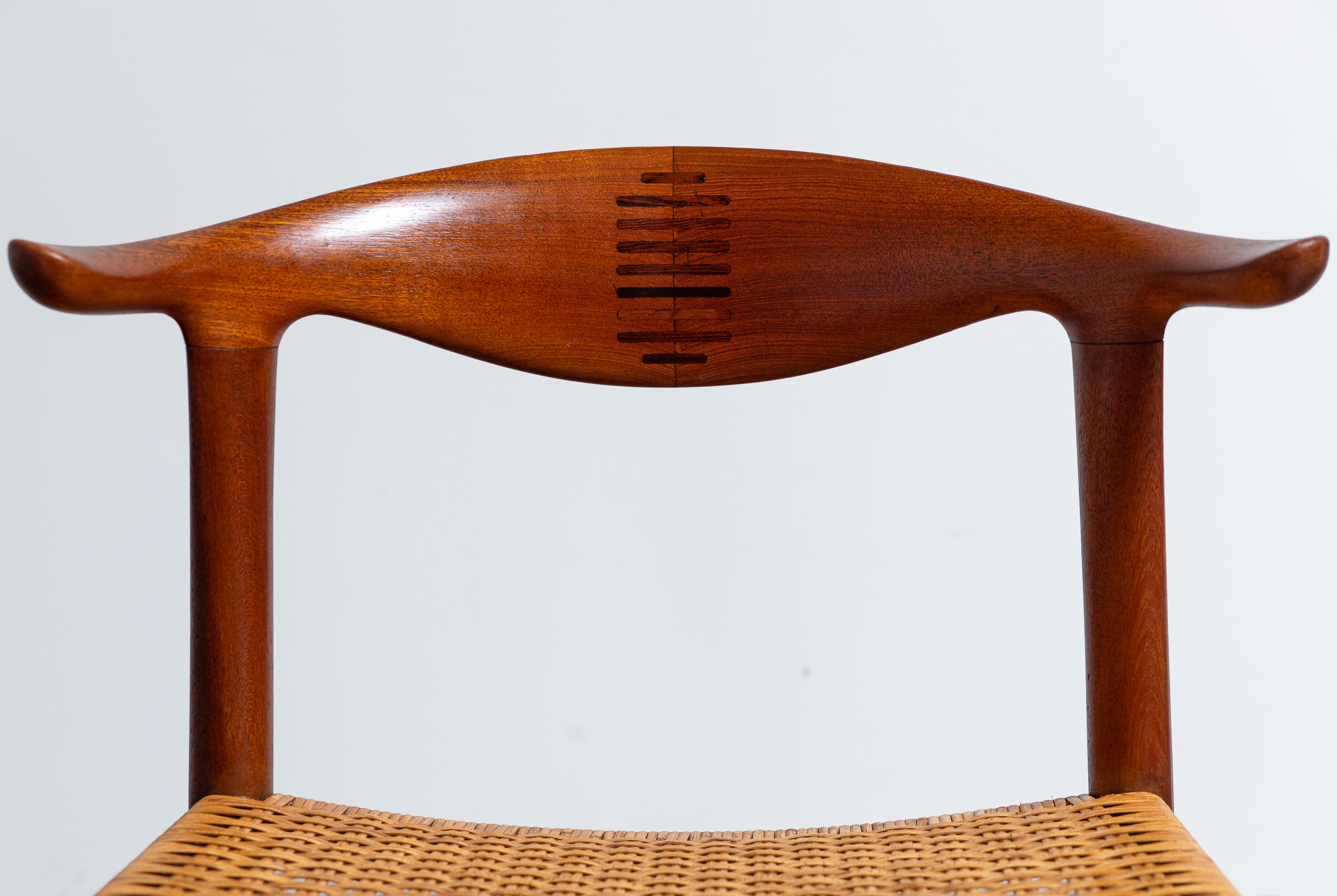 Metà XX secolo Hans J. Wegner JH-505 Sedie in teak e canna - Set di sei sedie in vendita