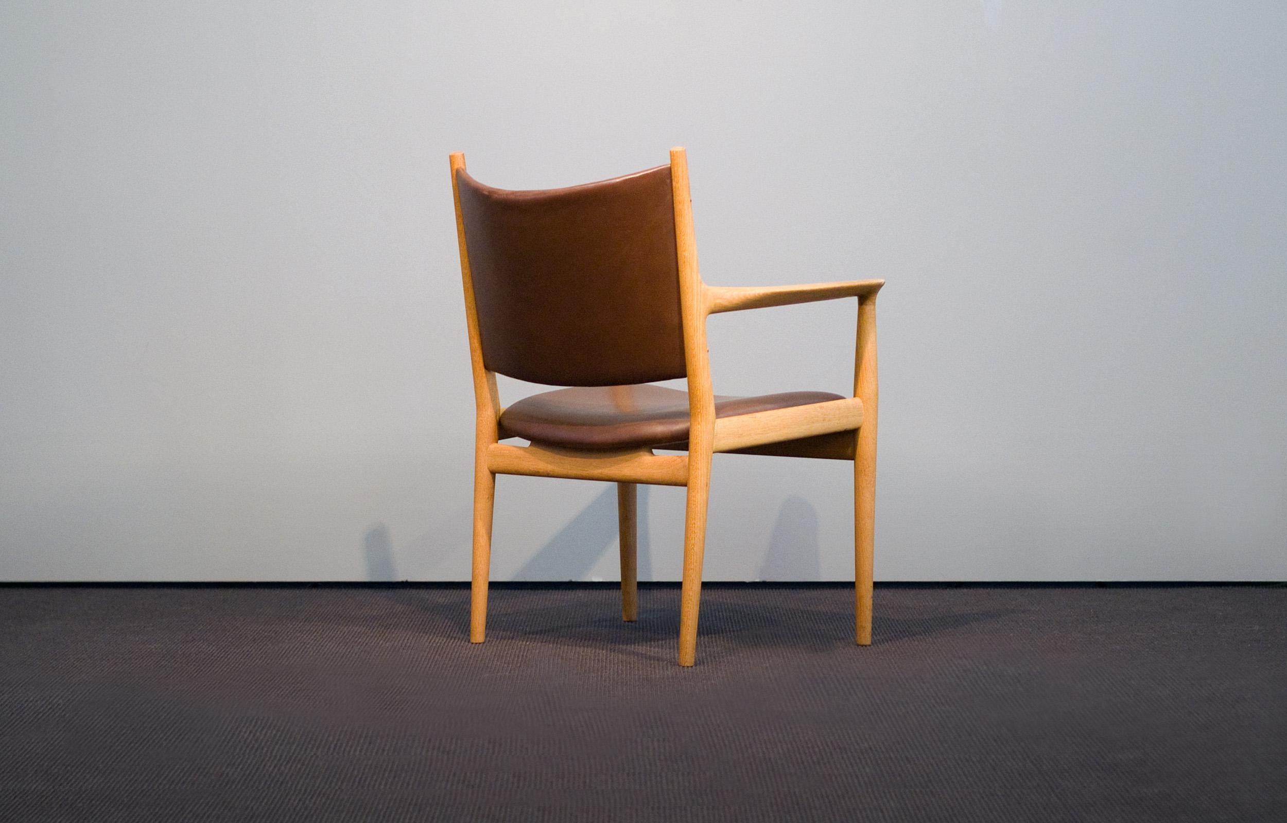 Wonderful Hans J. Wegner JH 513 chair made by Johannes Hansen, Denmark. Beautiful grained oak frame with original brown leather upholstery. Teak frame prof. restored.

Normal wear consistent with age and use.

  