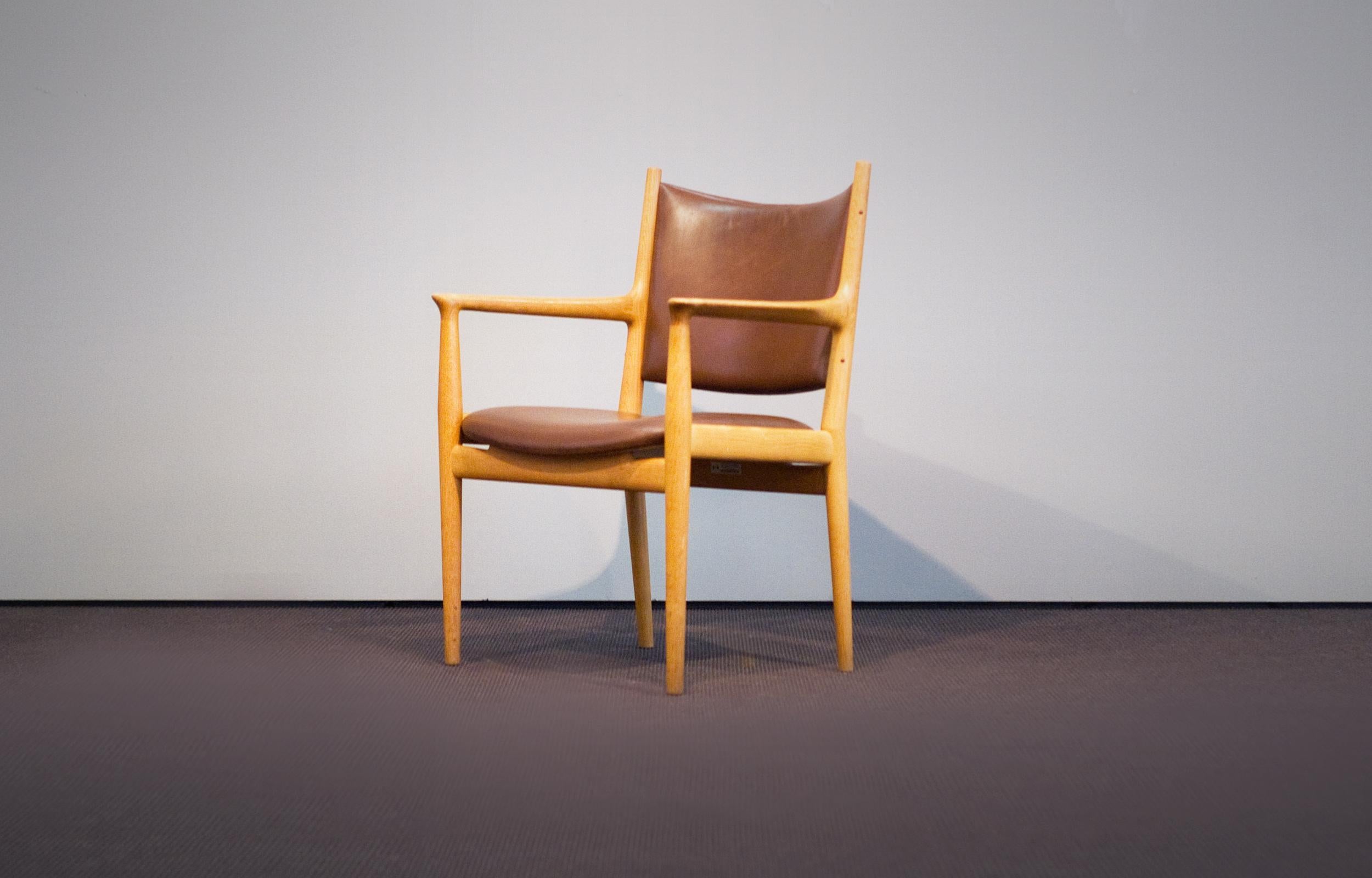 Mid-Century Modern Hans J. Wegner JH 513 Chair by Johannes Hansen Oak Brown Leather Denmark