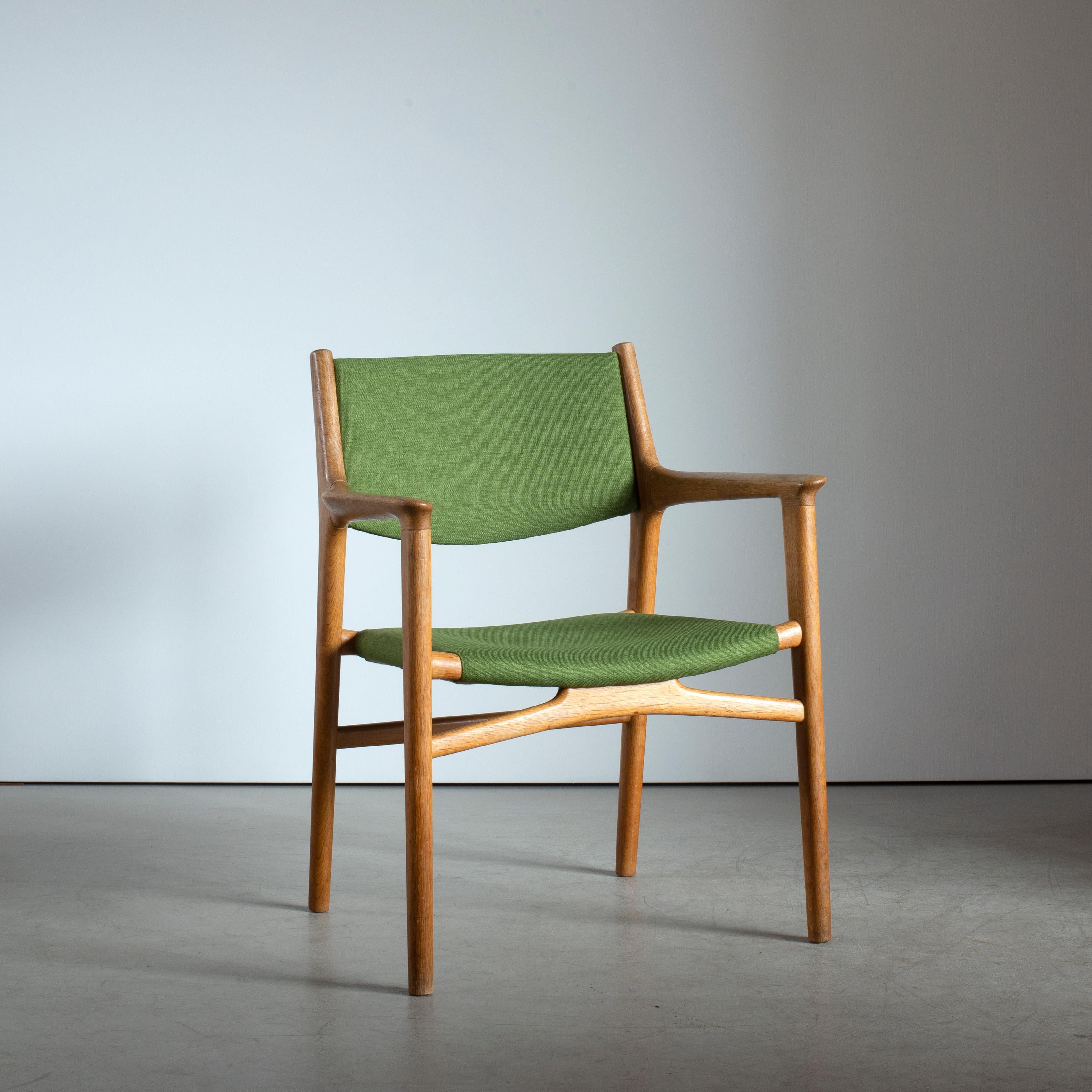 Hans J. Wegner Modell JH 515 Sessel aus Eichenholz. Sitz und Rückenlehne mit grünem Stoff gepolstert. Hergestellt von dem Tischler Johannes Hansen, Dänemark.