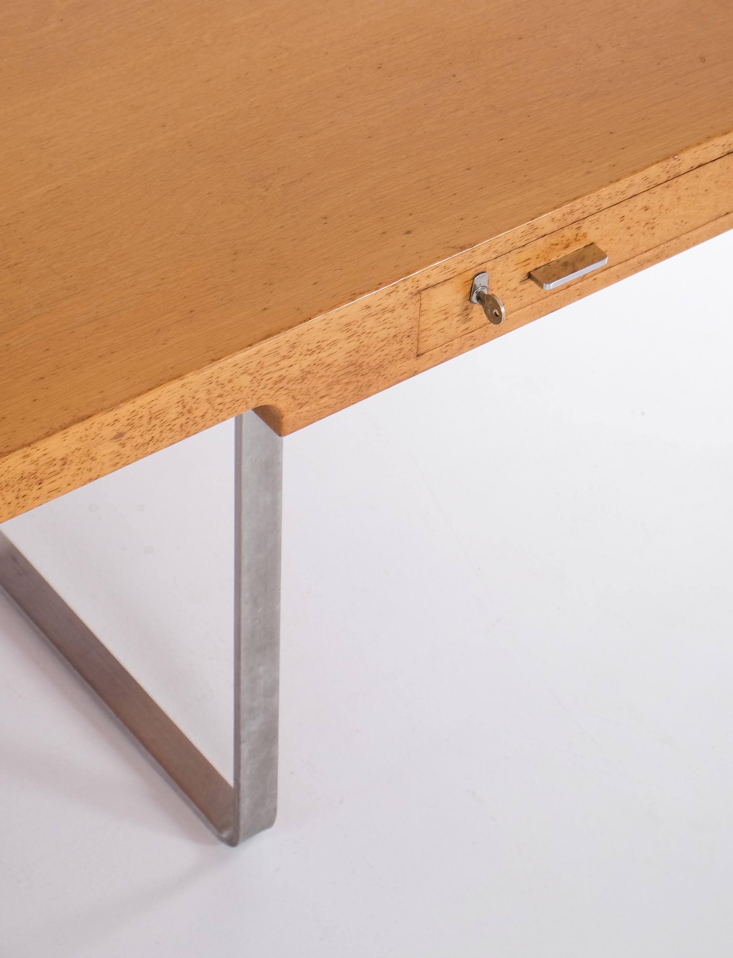 Großer freistehender Schreibtisch aus Eiche von Hans J. Wegner. Produziert von Johannes Hansen, Dänemark, 1970er Jahre. Unterschrieben.

    