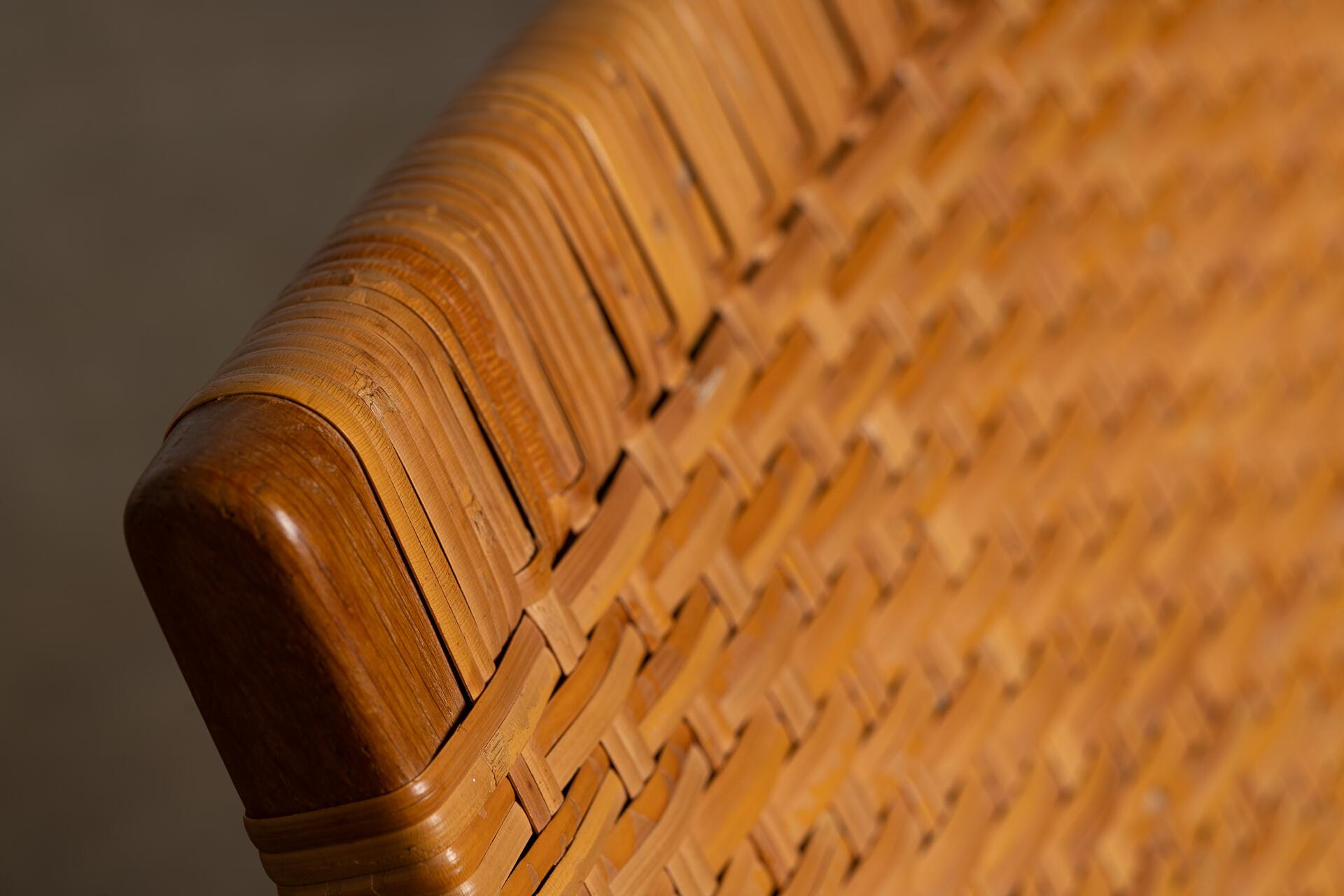 Dieser klappbare Sessel JH512 ist ein seltenes und sehr begehrtes Beispiel für Hans J. Wegners frühes Werk. Er wurde 1949 entworfen und vom Tischlermeister Johannes Hansen gefertigt. Der Stuhl aus massiver Eiche mit handgeflochtenem Rohr verkörpert