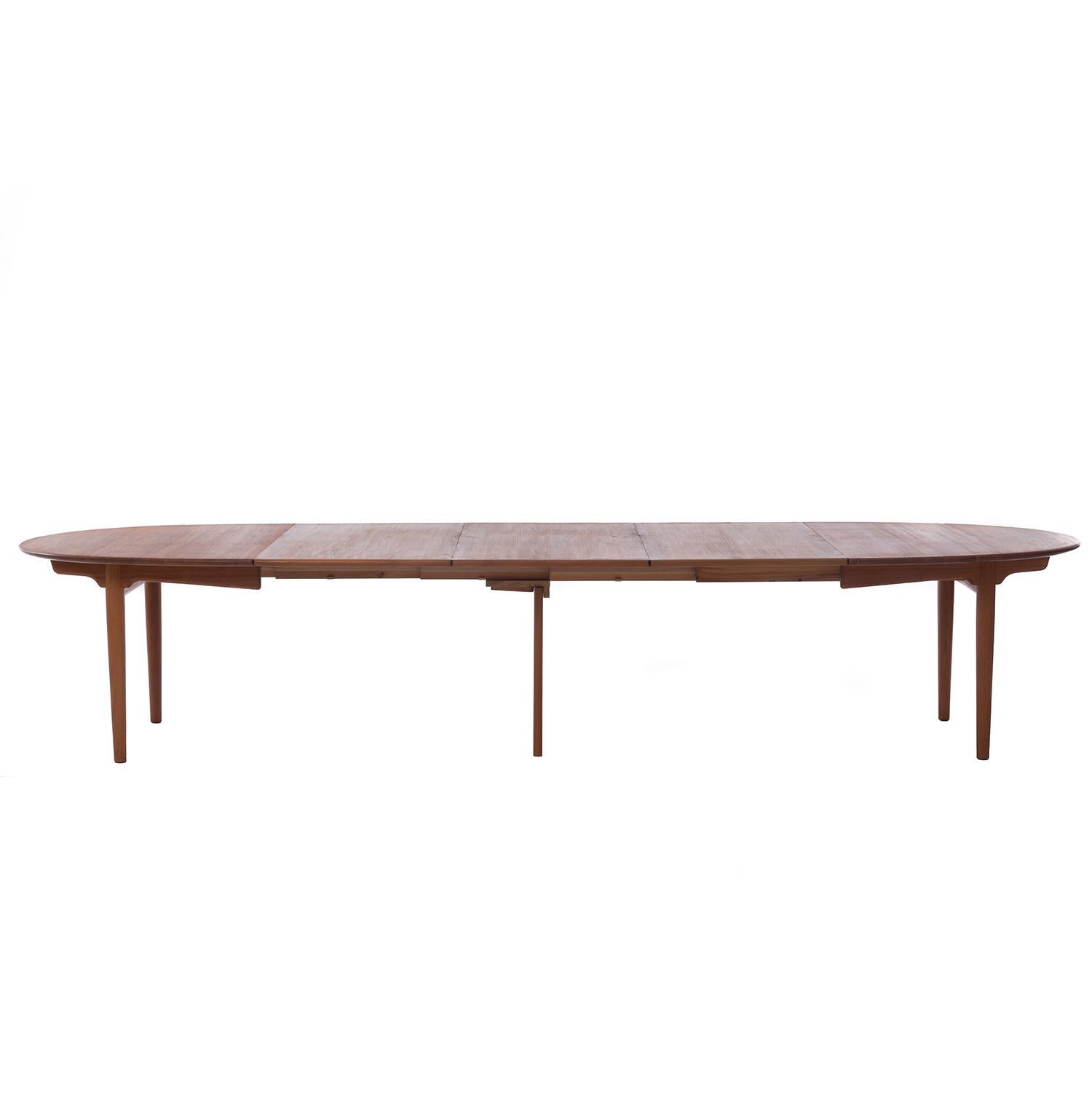 Hans J Wegner/Johannes Hansen 567 Teak Dining Table with Three Leaves For Sale 1