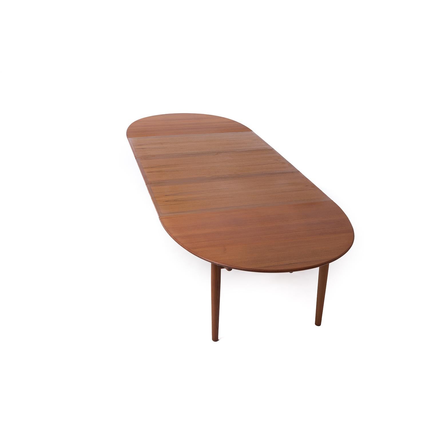 20th Century Hans J Wegner/Johannes Hansen 567 Teak Dining Table with Three Leaves For Sale