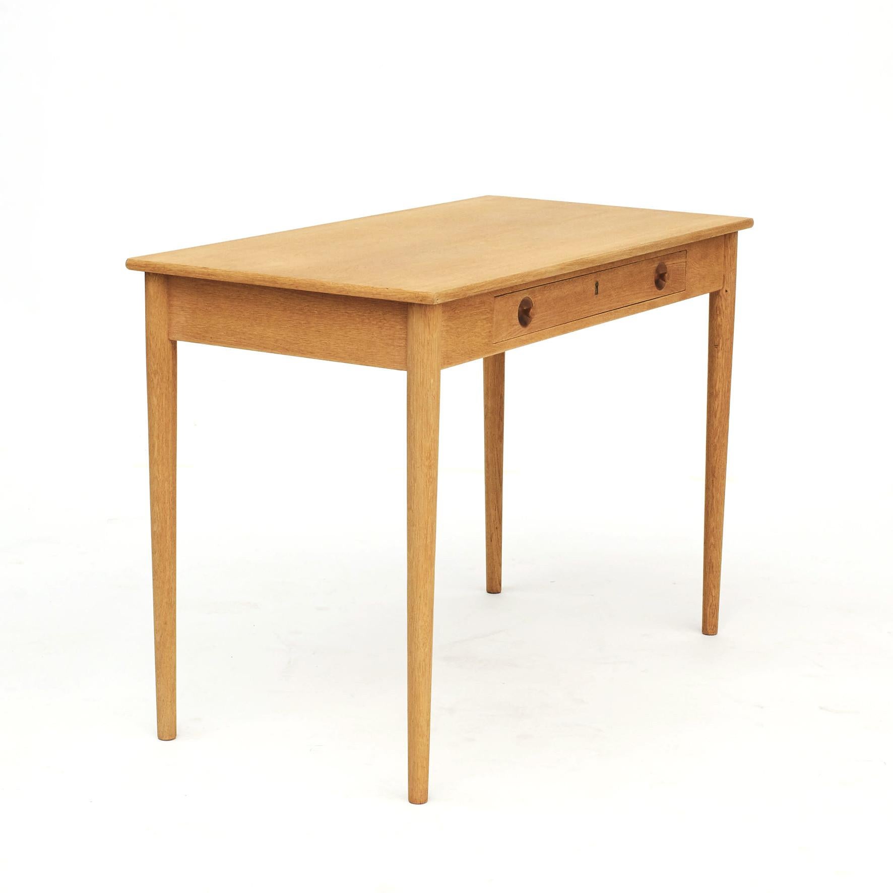 Hans J. Wegner writing desk in oak with one front drawer. Model RY32.
A small and elegant desk designed by Wegner in the 1950s and manufactured by Ry Møbler, Denmark.
HS94016900
In good condition.