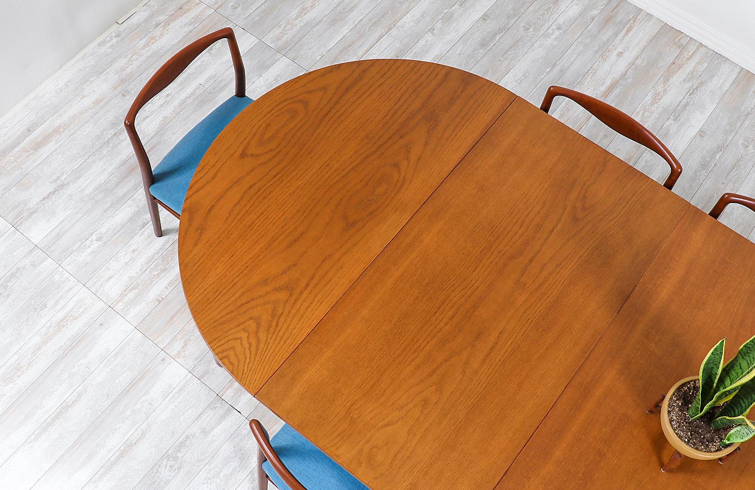 Mid-20th Century Hans J. Wegner Large Expanding Round Dining Table for Andreas Tuck