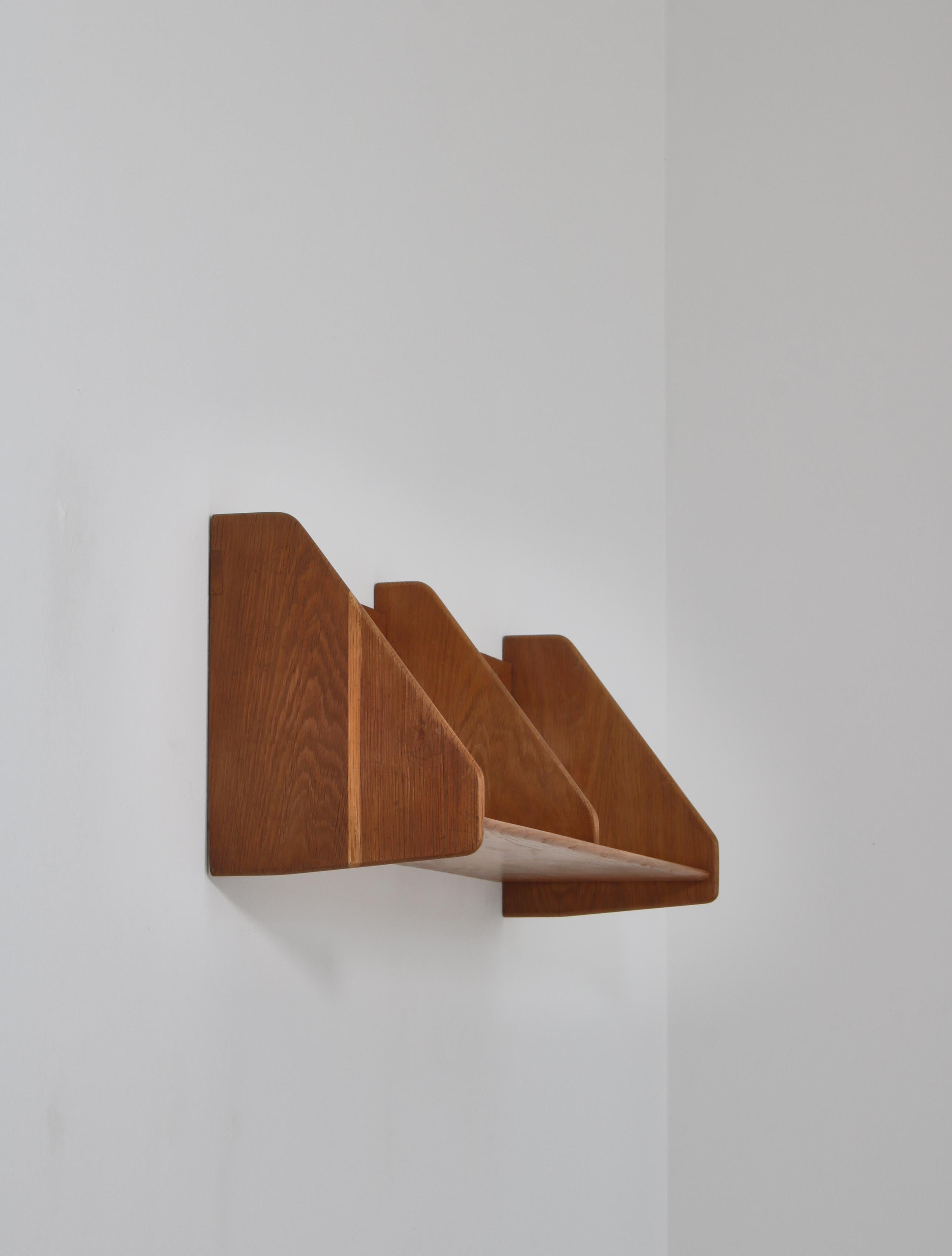 Rare wall shelf made at Ry Mobler in Denmark in the 1950s. The shelf was designed by Hans J. Wegner and is made from solid Danish oak.