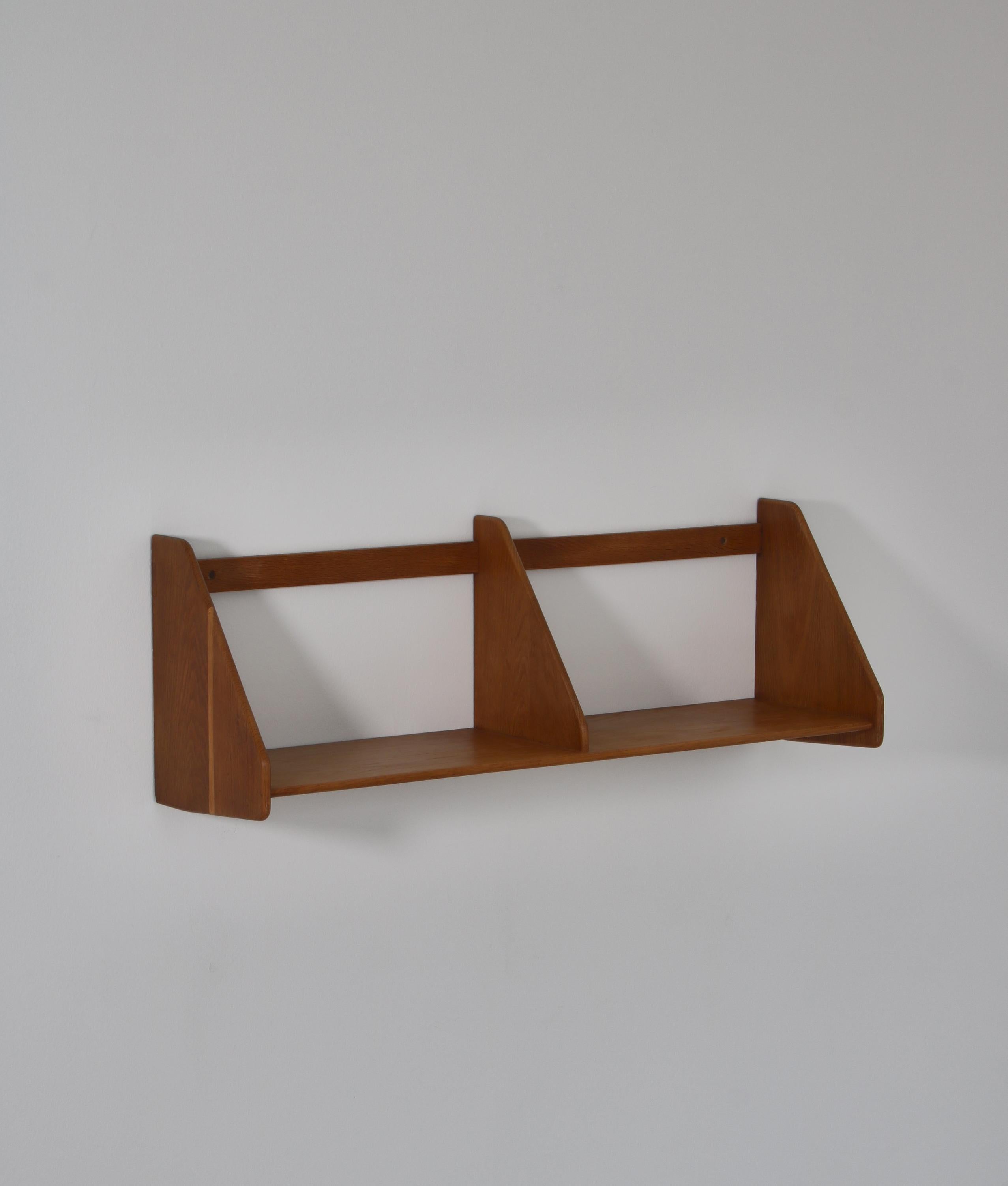 Hans J. Wegner Large Wall Shelf in Patinated Oak Made at Ry Mobler Denmark 1950s In Good Condition For Sale In Odense, DK