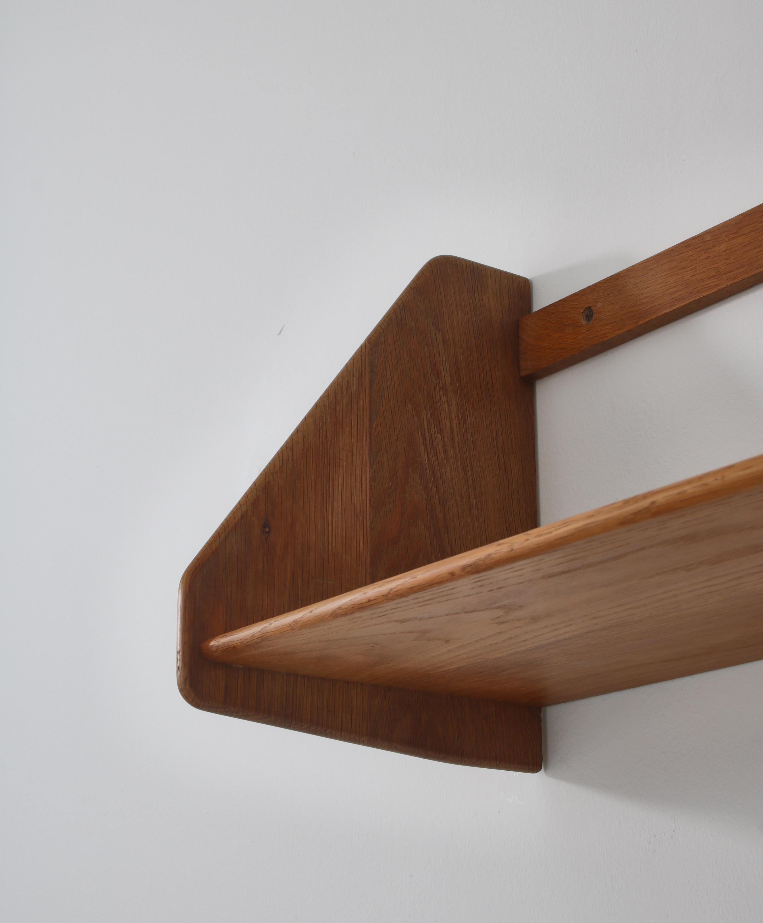 Mid-20th Century Hans J. Wegner Large Wall Shelf in Patinated Oak Made at Ry Mobler Denmark 1950s For Sale