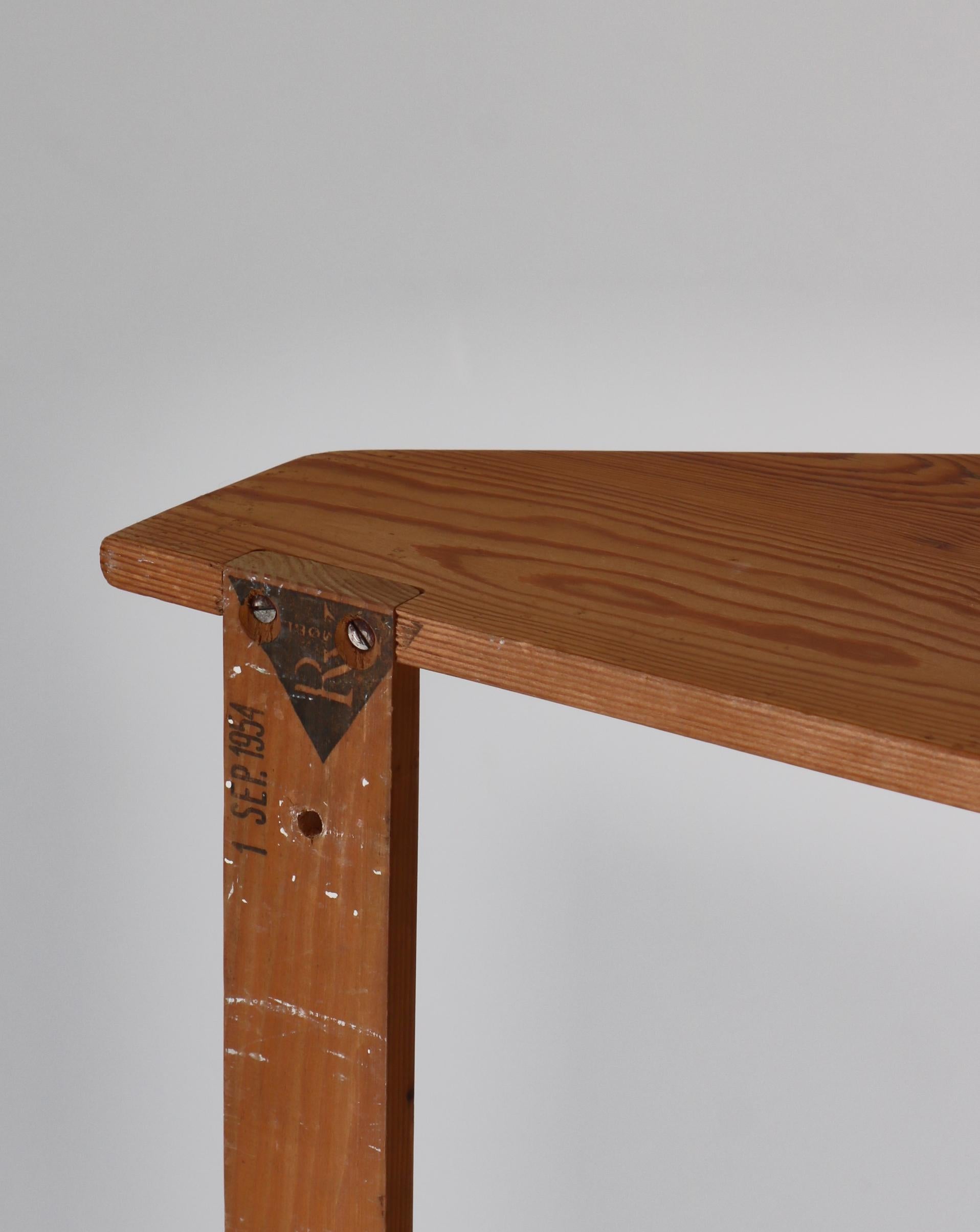 Hans J. Wegner Grande mensola da parete in legno di pino Realizzata presso Ry Mobler Danimarca, 1954 in vendita 6