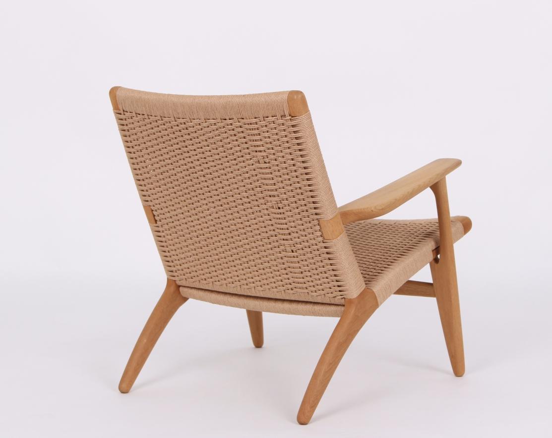 The CH25, one of the four chairs Hans J. Wegner designed especially for Carl Hansen & Søn in his first three weeks with the company in 1950, was considered rather revolutionary.

The chair is sold totally renovated. Model photo of newly renovated