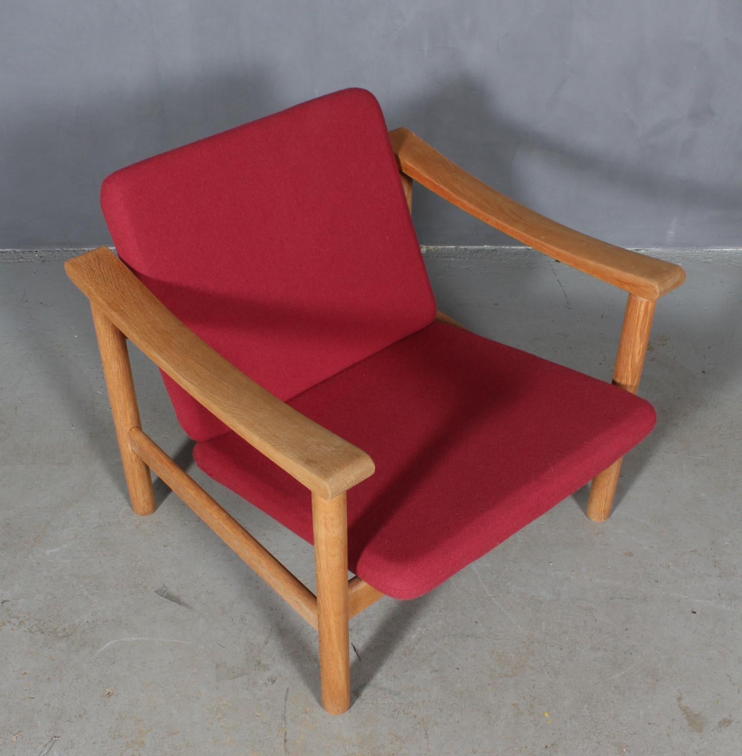 Hans J. Wegner lounge chair made of solid oak.

Original upholstered with red Kvadrat wool.

Made by GETAMA.

 