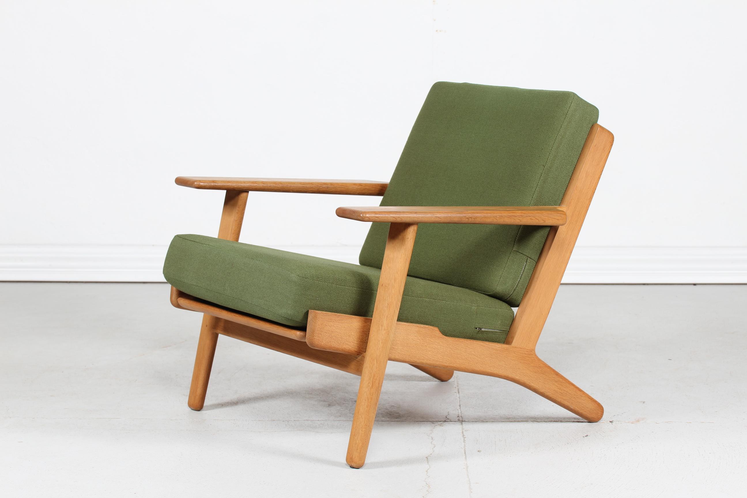 Lounge chair model GE 290 by the danish designer Hans J. Wegner in 1953
This chair is manufactored in the 1970s of genuine oak with good patina and feature cushions with green wool fabric
The chair remain in very good condition with great patina
