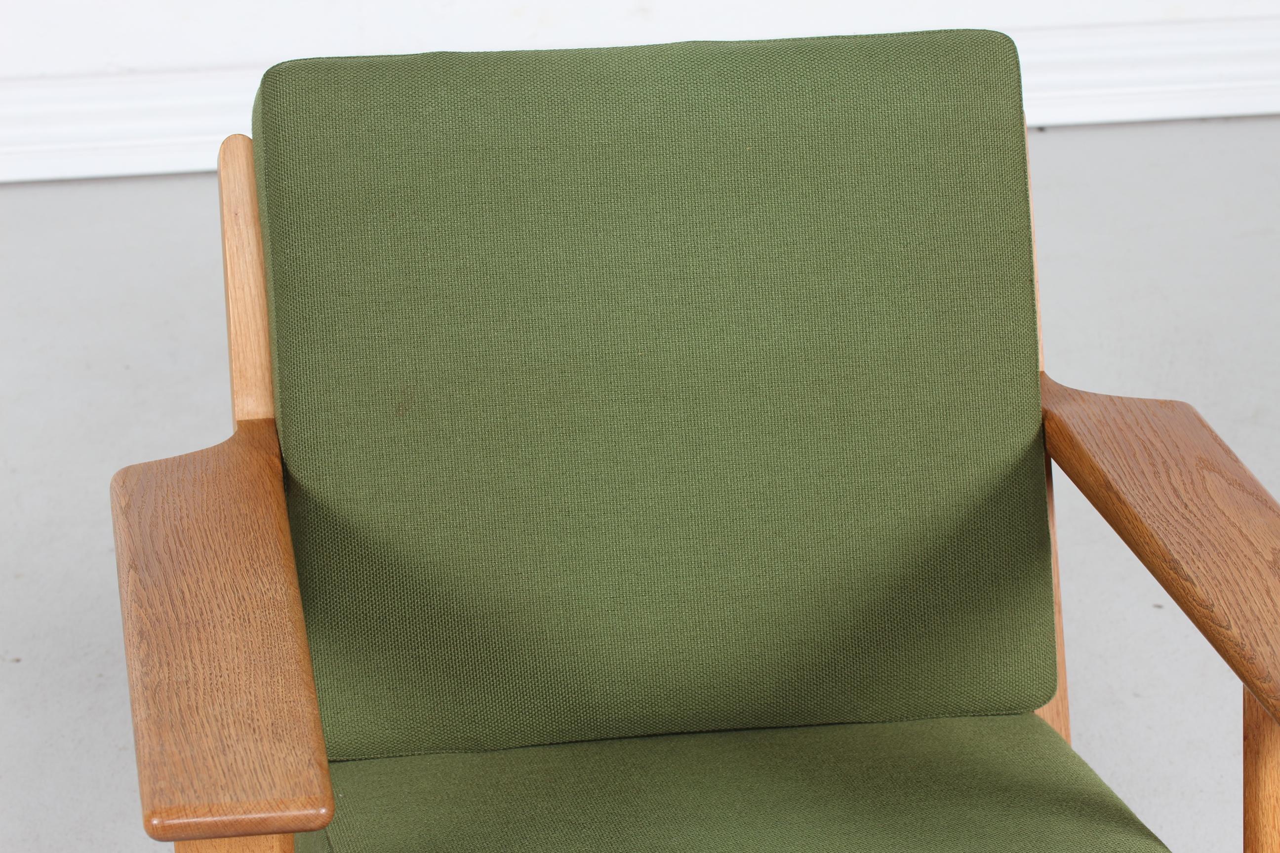 Hans J. Wegner Lounge Chair GE 290 of Oak and Green Wool by GETAMA, 1970s In Good Condition In Aarhus C, DK
