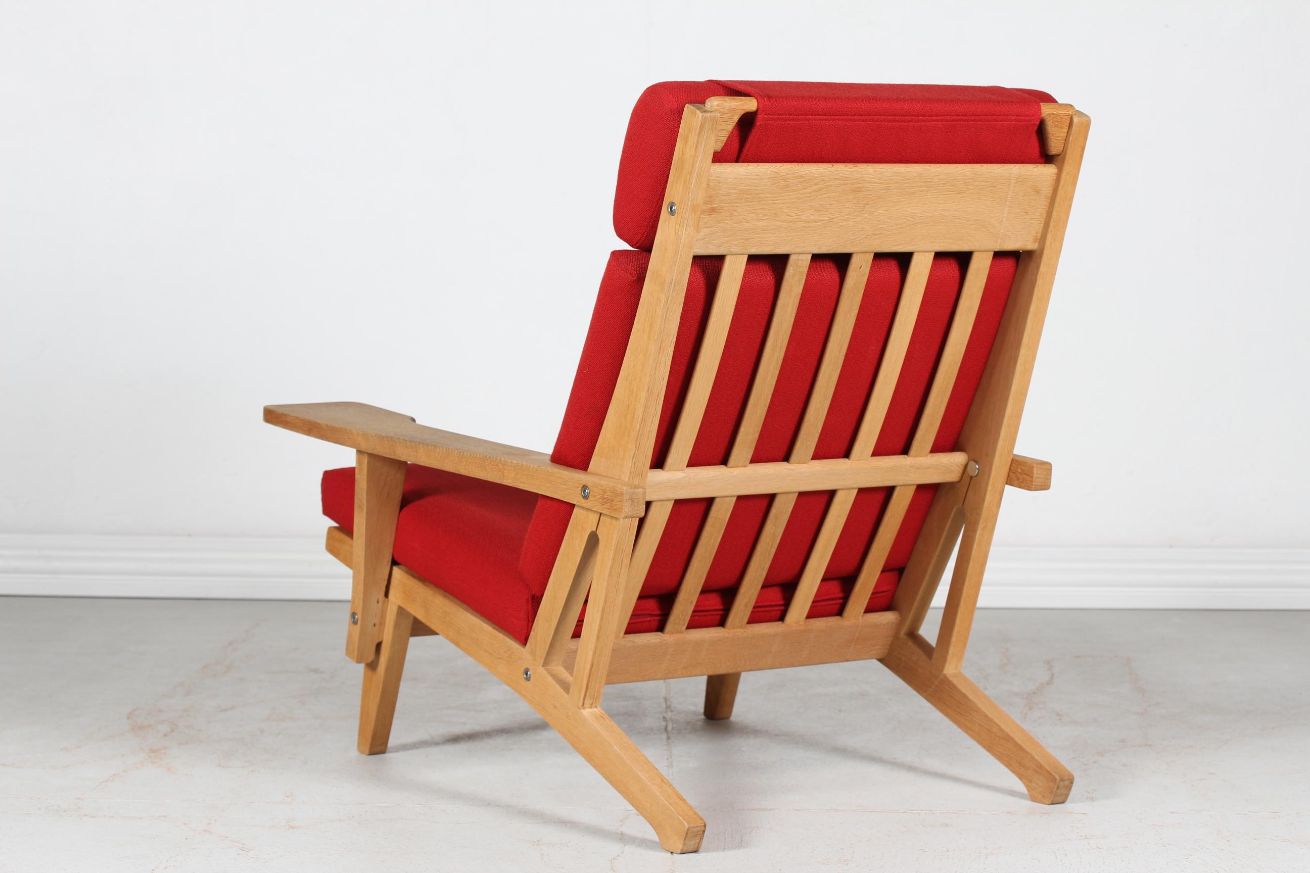 Hans J. Wegner Lounge Chair GE 375 High Backrest of Oak and Wool by GETAMA 1970s In Good Condition In Aarhus C, DK