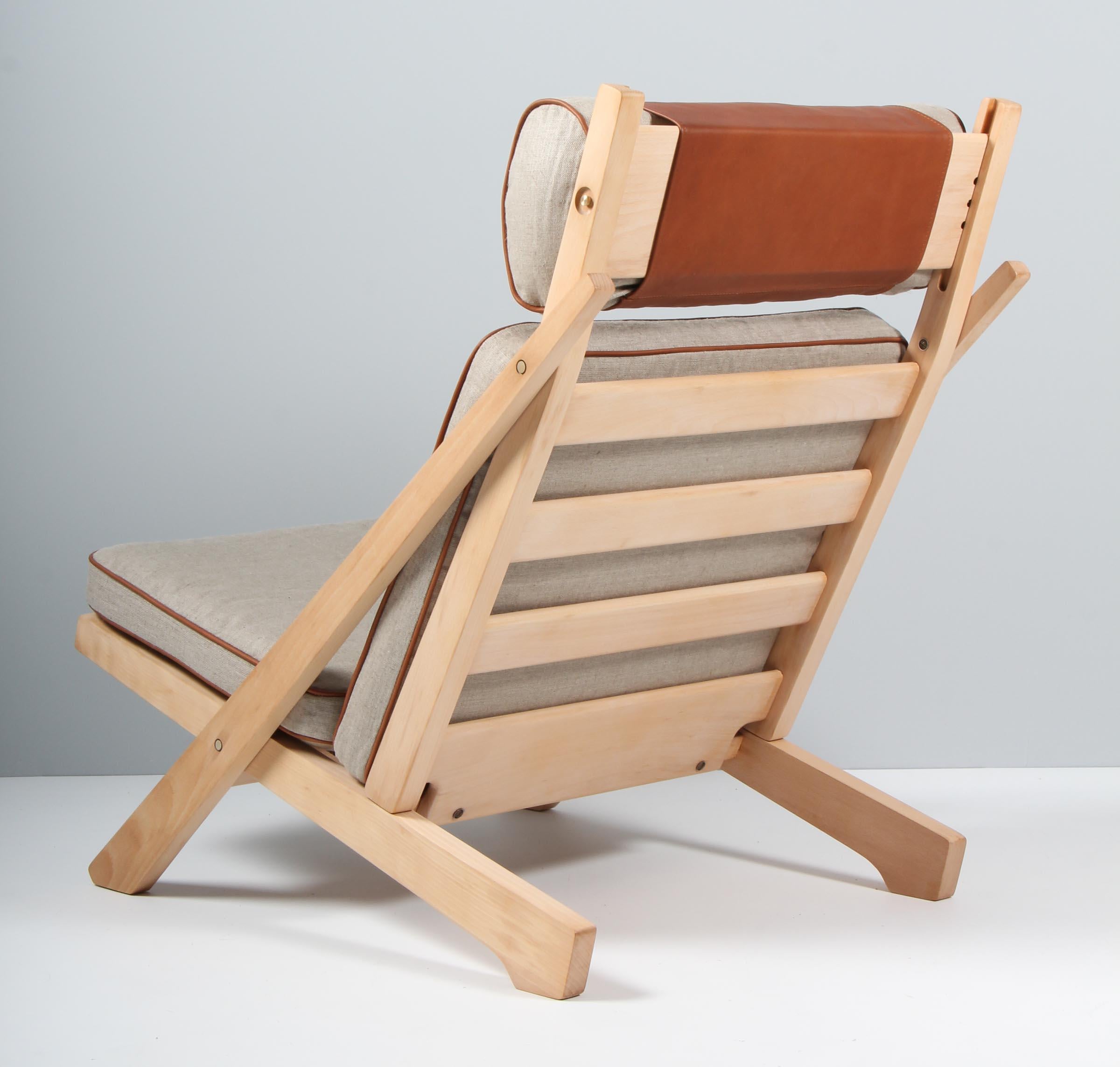 Hans J. Wegner Lounge Chair in Beech, Canvas, Leather, 1960's 3