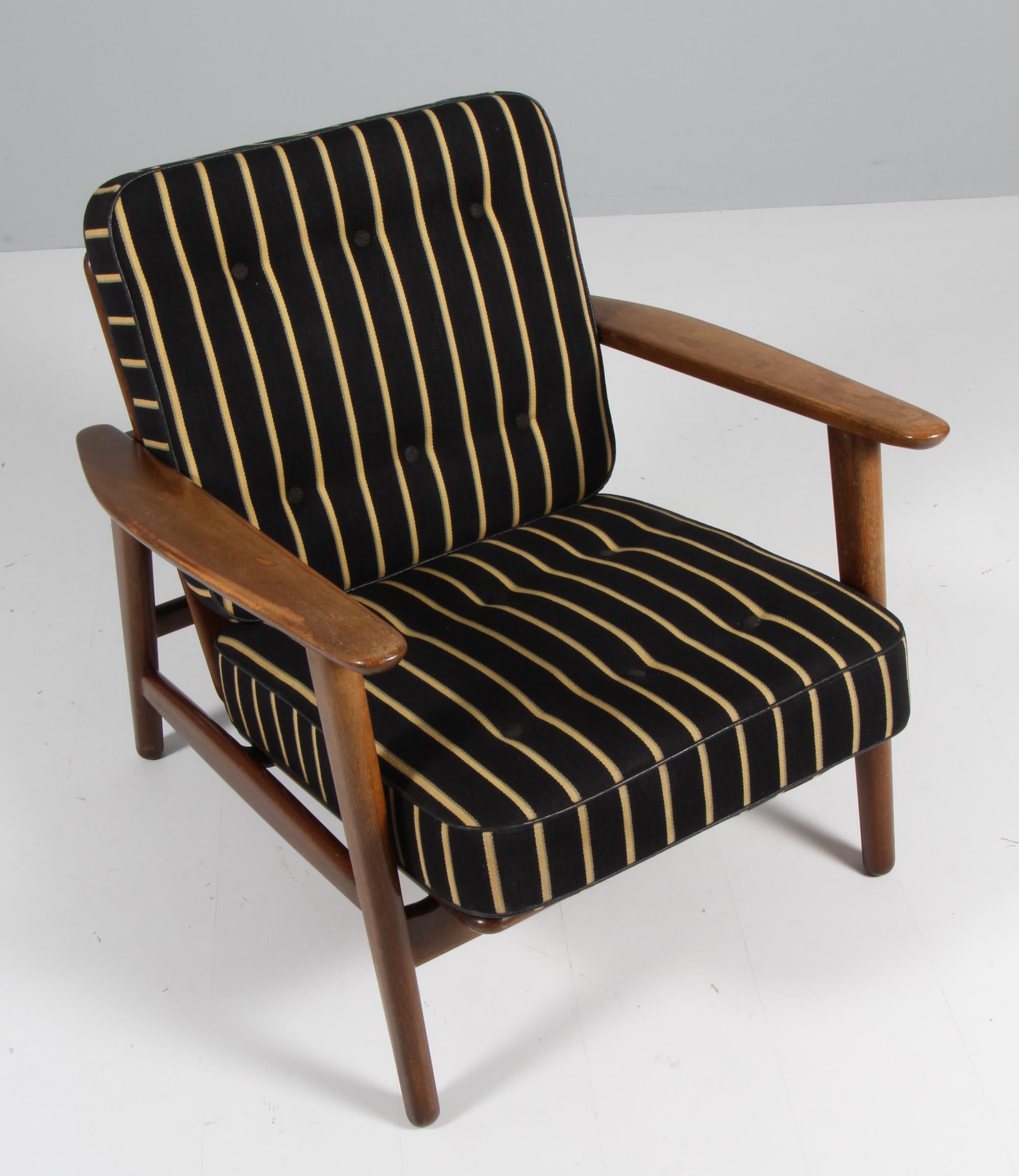 Hans J. Wegner lounge chair with loose cushions original fabric

Stained beech.

Model 233, made by GETAMA.