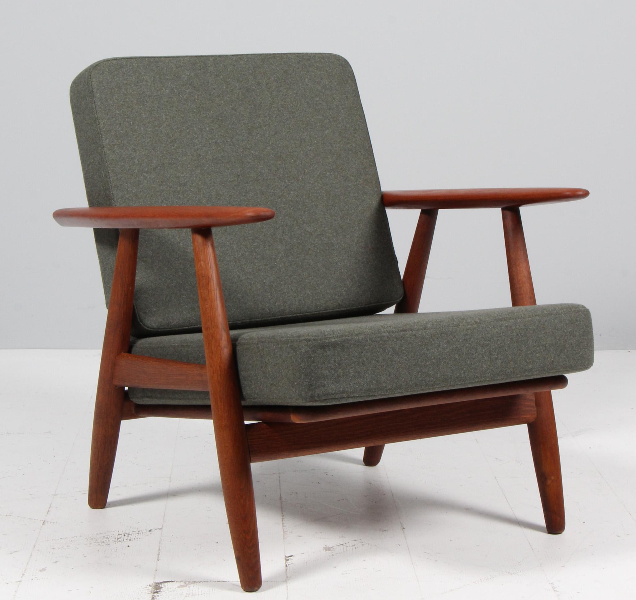 Hans J. Wegner Sessel aus geölter Eiche und Armlehnen aus Teakholz.

Neu gepolstert mit grüner Magrethe-Wolle.

Zigarre Modell 240, hergestellt von GETAMA.

