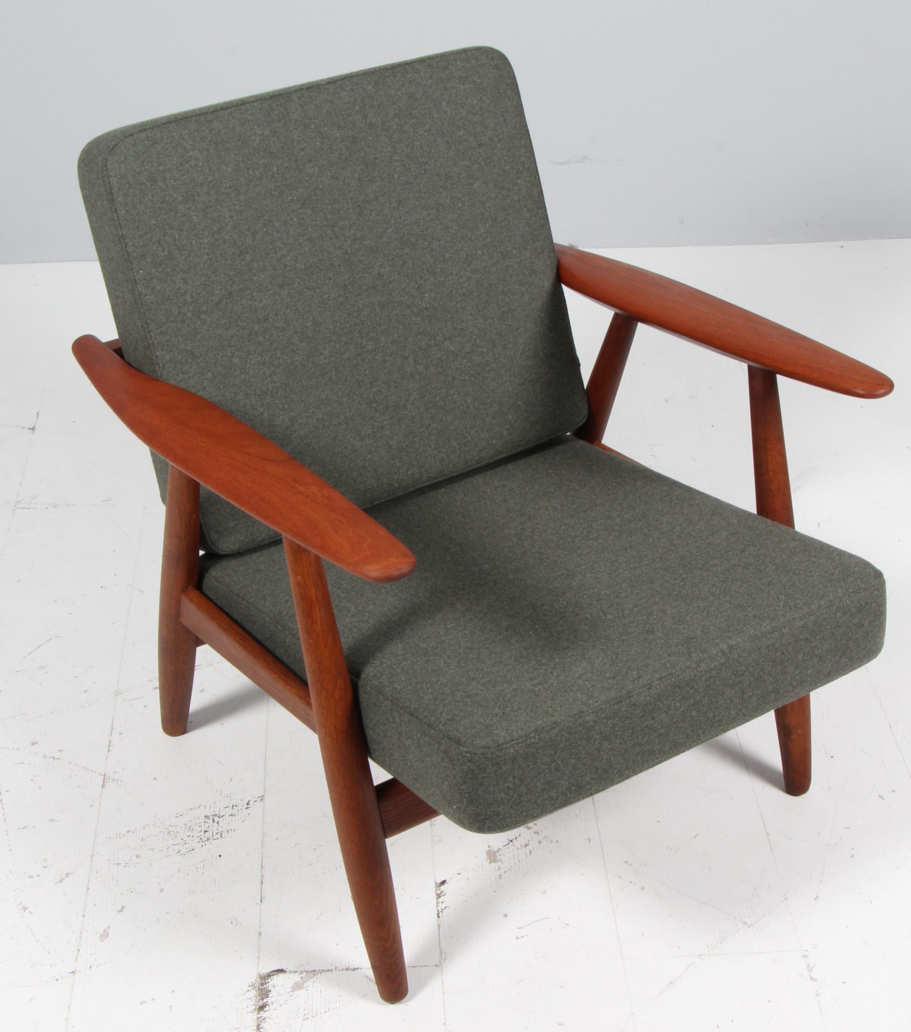Hans J. Wegner, Loungesessel, Modell 240, Eiche und Teakholz, Dänemark, 1970er Jahre (Moderne der Mitte des Jahrhunderts) im Angebot