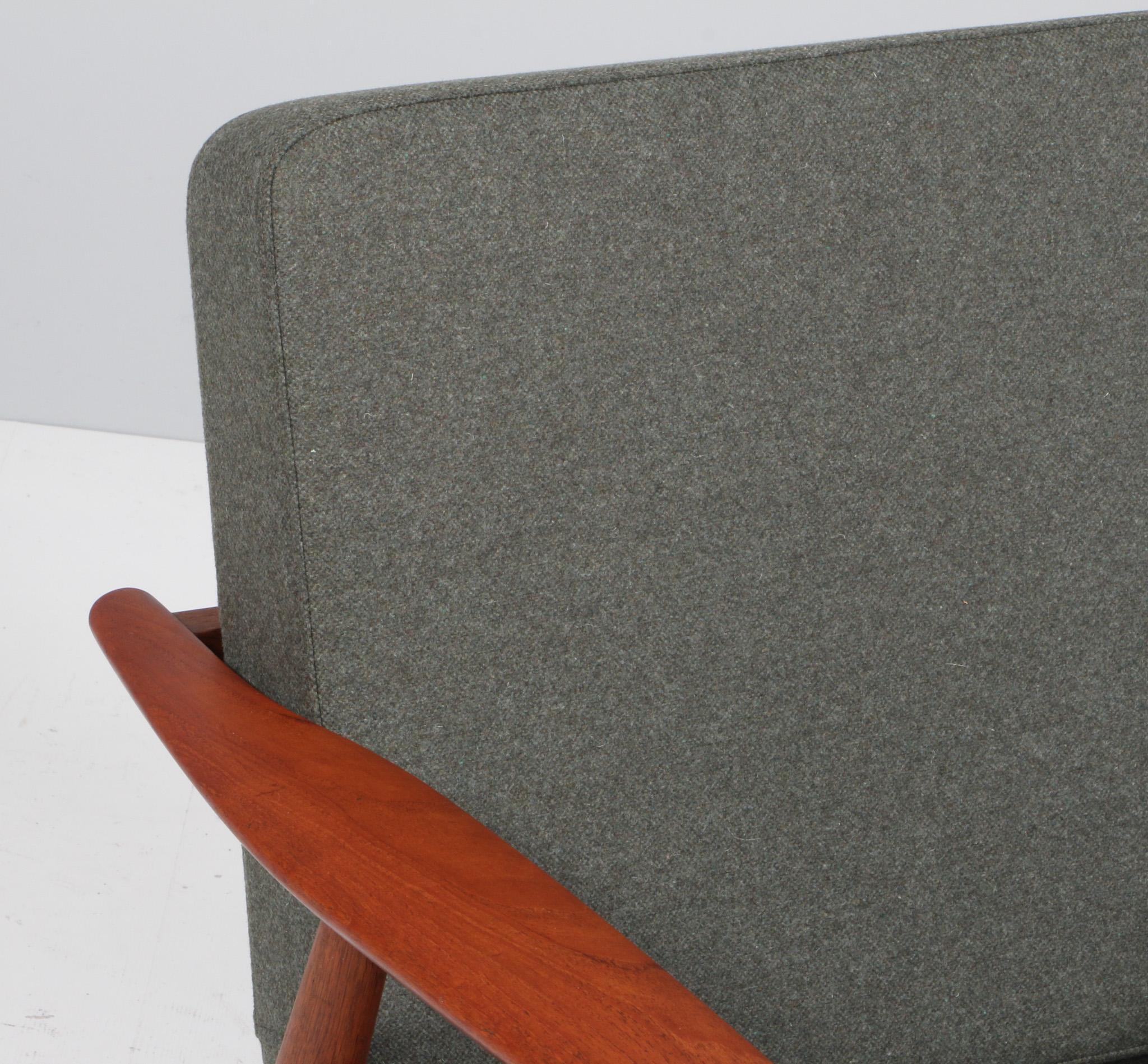 Hans J. Wegner, Loungesessel, Modell 240, Eiche und Teakholz, Dänemark, 1970er Jahre (Dänisch) im Angebot