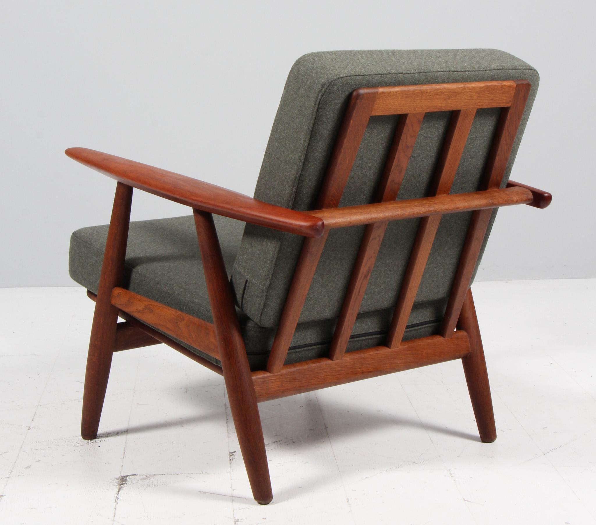 Hans J. Wegner, Loungesessel, Modell 240, Eiche und Teakholz, Dänemark, 1970er Jahre (Stoff) im Angebot