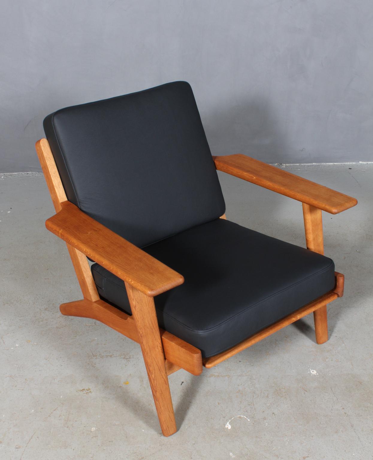 Hans J. Wegner lounge chair made of solid oak.

New upholstered with black buffalo leather. Original Epeda cushions.

Model 290, made by GETAMA.