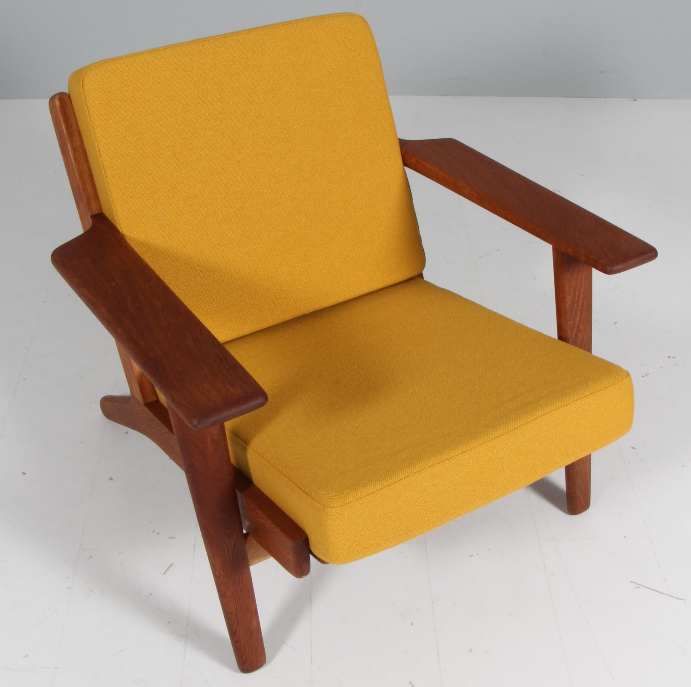 Hans J. Wegner lounge chair made of solid oil treated oak.

New upholstered with yellow Hallingdal wool from Kvadrat.

Model 290, made by GETAMA.

