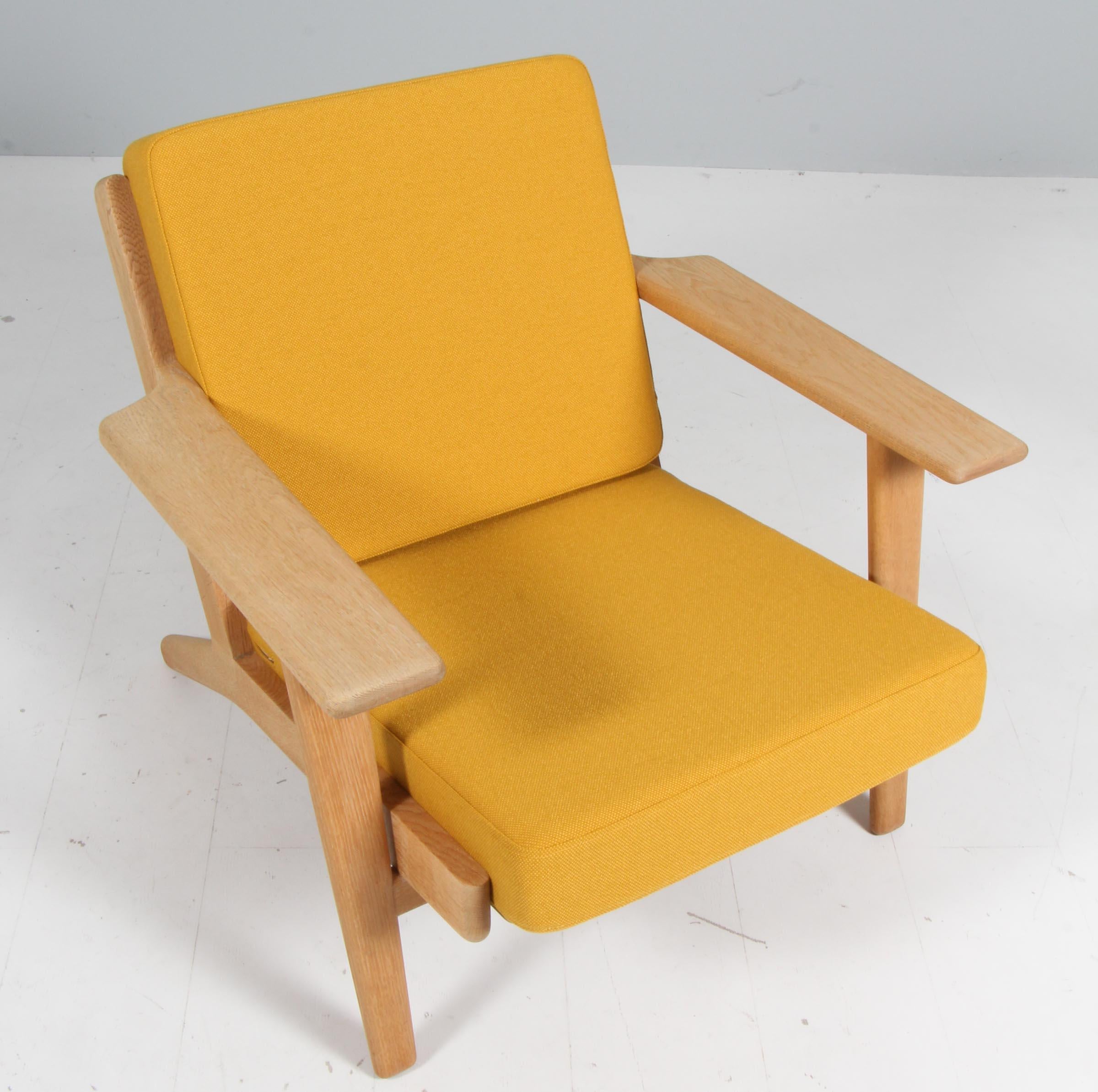 Sedia da salotto Hans J. Wegner in rovere massiccio trattato con sapone.

Nuovo imbottito con lana Hallingdal gialla di Kvadrat.

Modello 290, prodotto da GETAMA.

