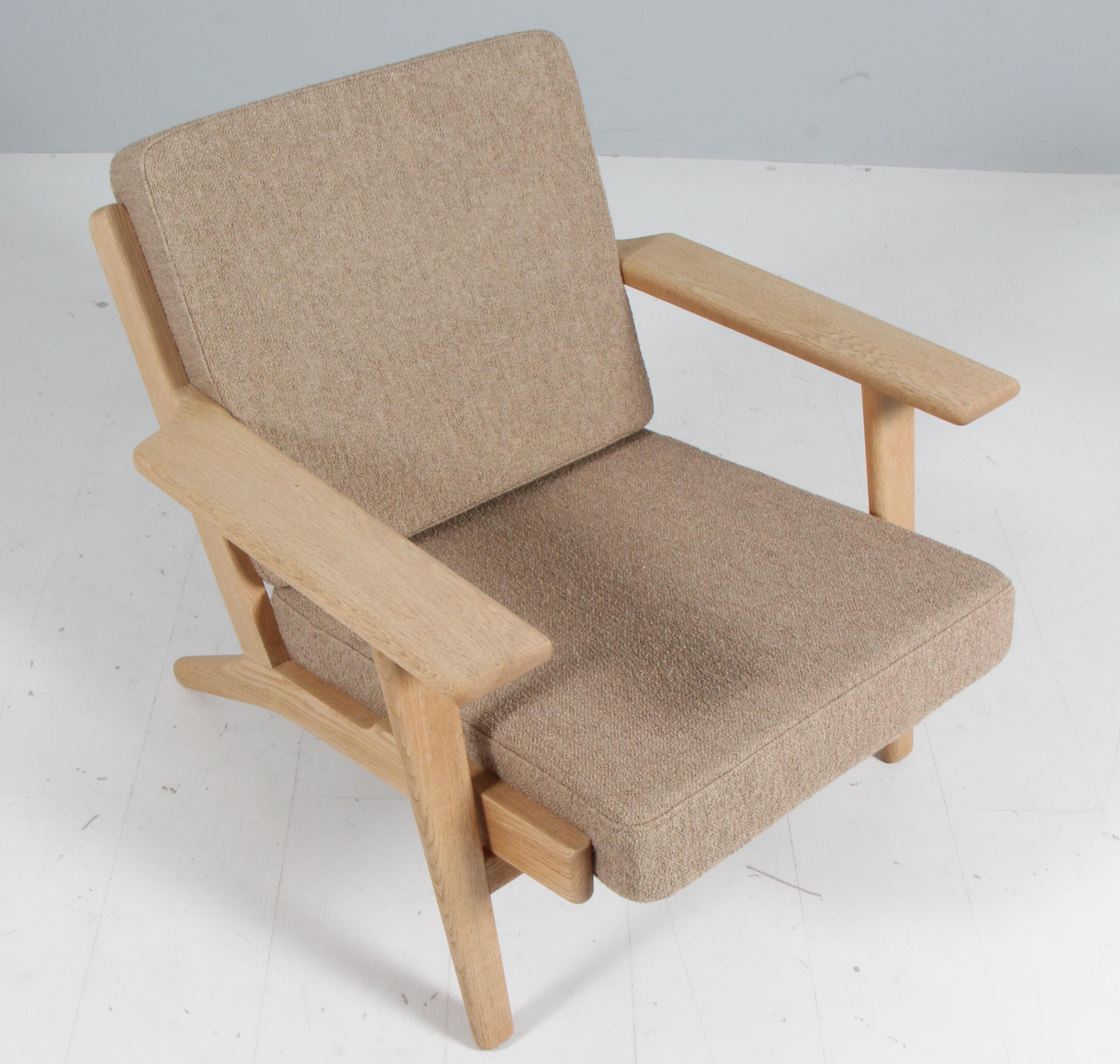Sedia da salotto Hans J. Wegner in rovere massiccio trattato con sapone.

Nuovo imbottito in bouclé.

Modello 290, prodotto da GETAMA.

