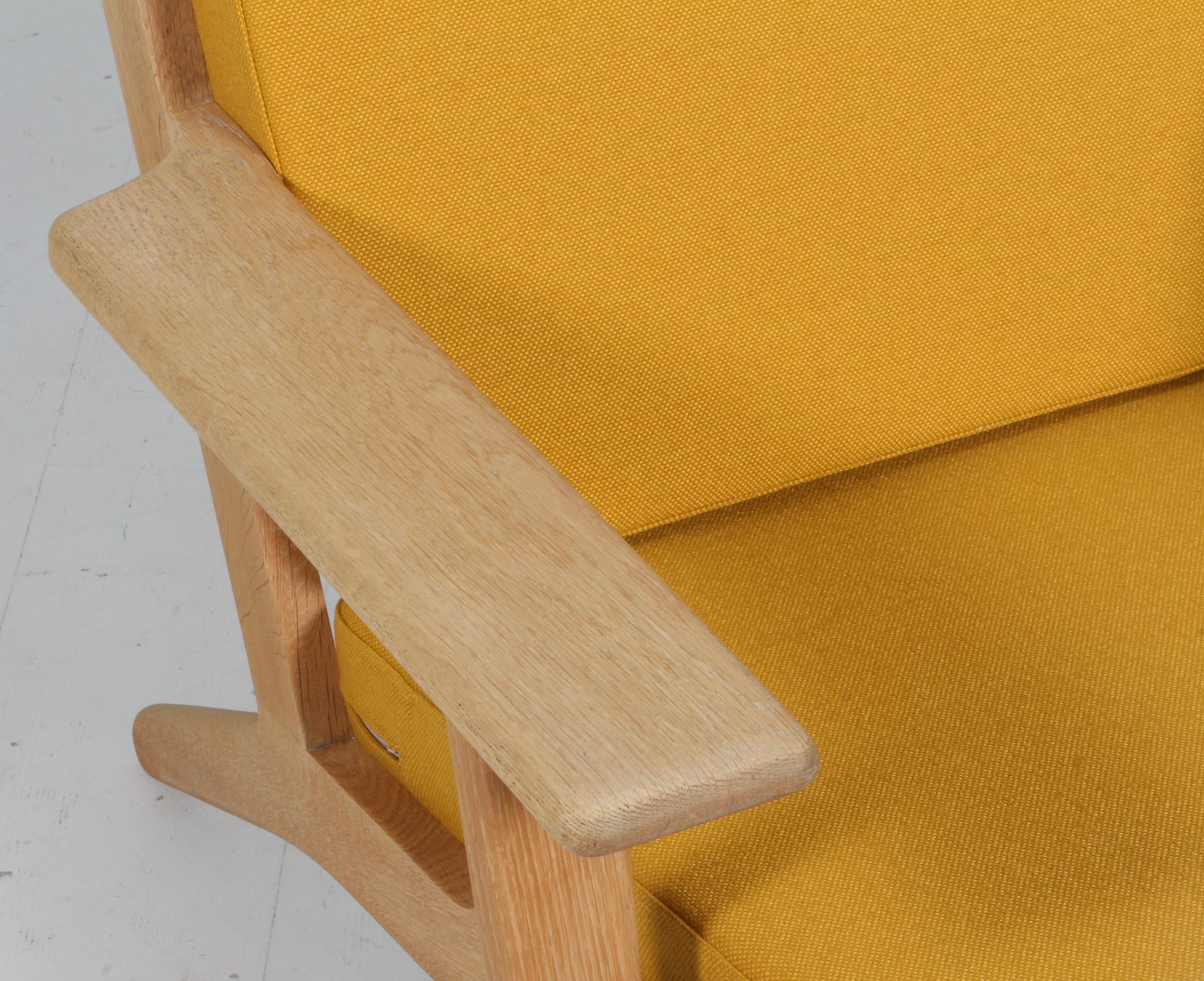 Mid-Century moderno Hans J. Wegner, Sedia da salotto, Modello 290, Quercia trattata con sapone, anni '70 Danimarca in vendita