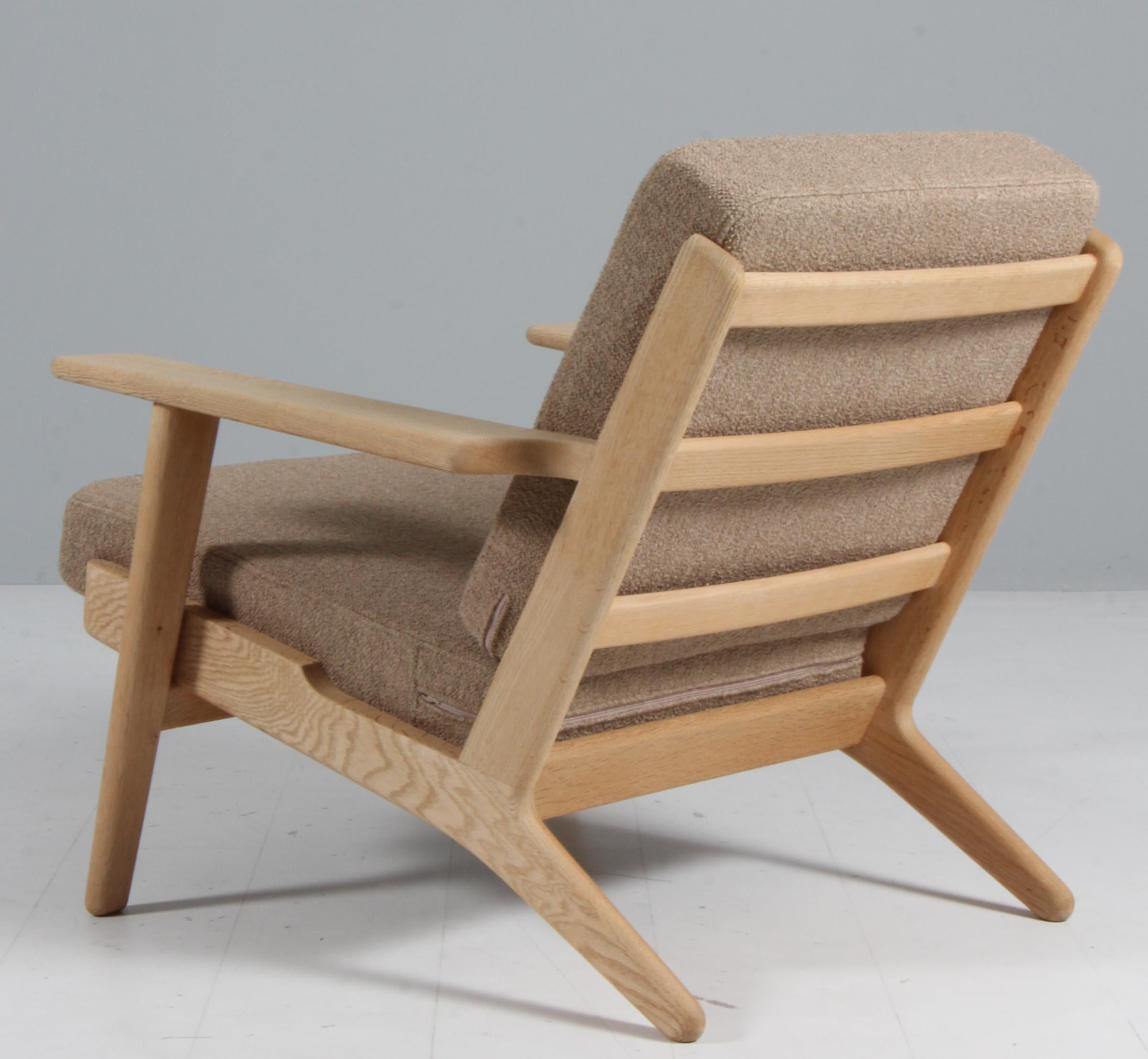 Metà XX secolo Hans J. Wegner, Sedia da salotto, Modello 290, Quercia trattata con sapone, anni '70 Danimarca in vendita