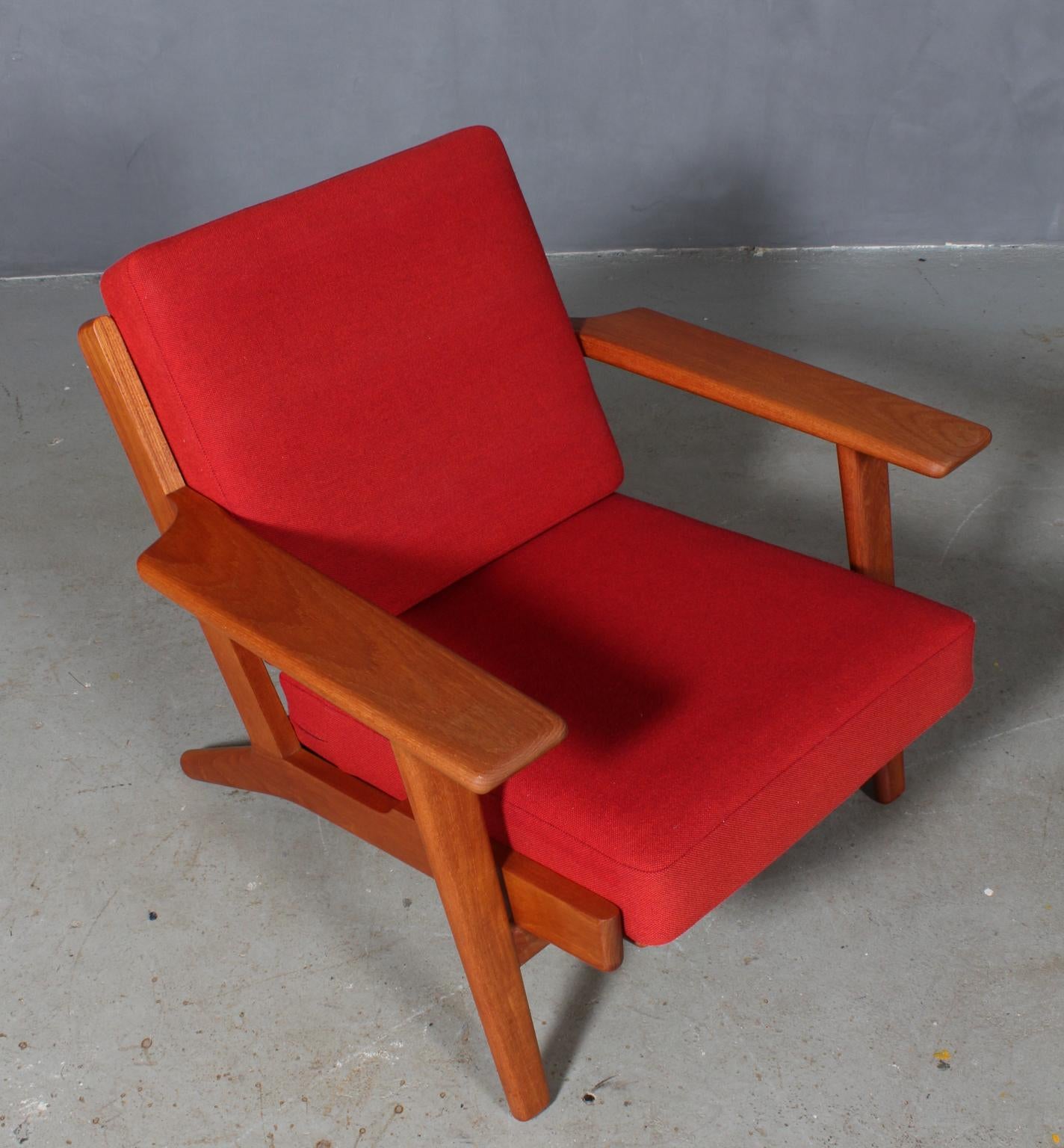 Hans J. Wegner lounge chair made of solid teak.

Original Epeda cushions, original upholstered with Hallingdal wool from Kvadrat.

Model 290, made by GETAMA.

 