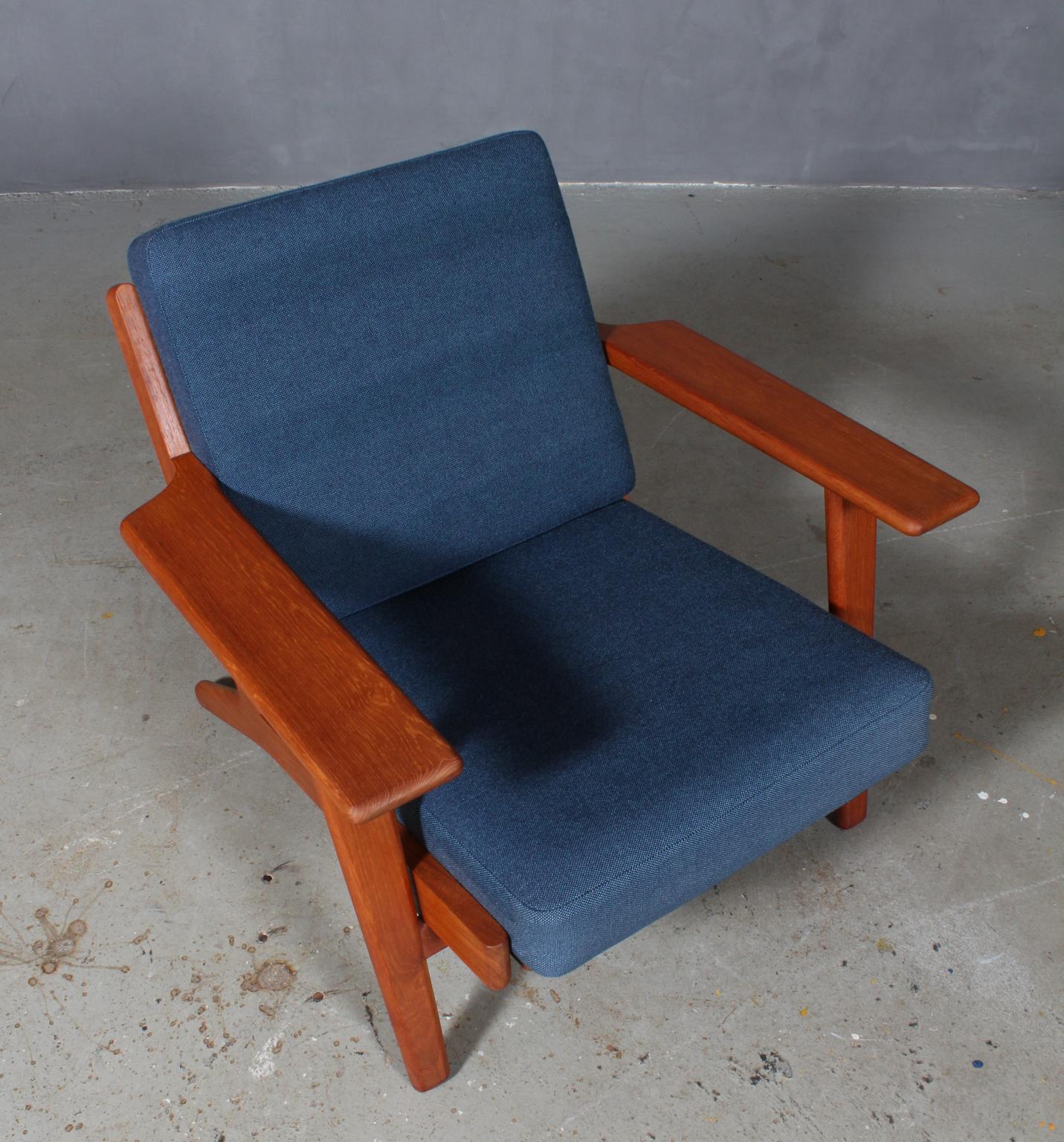Hans J. Wegner lounge chair made of solid teak.

Original Epeda cushions, original upholstered with Hallingdal wool from Kvadrat.

Model 290, made by GETAMA.

  