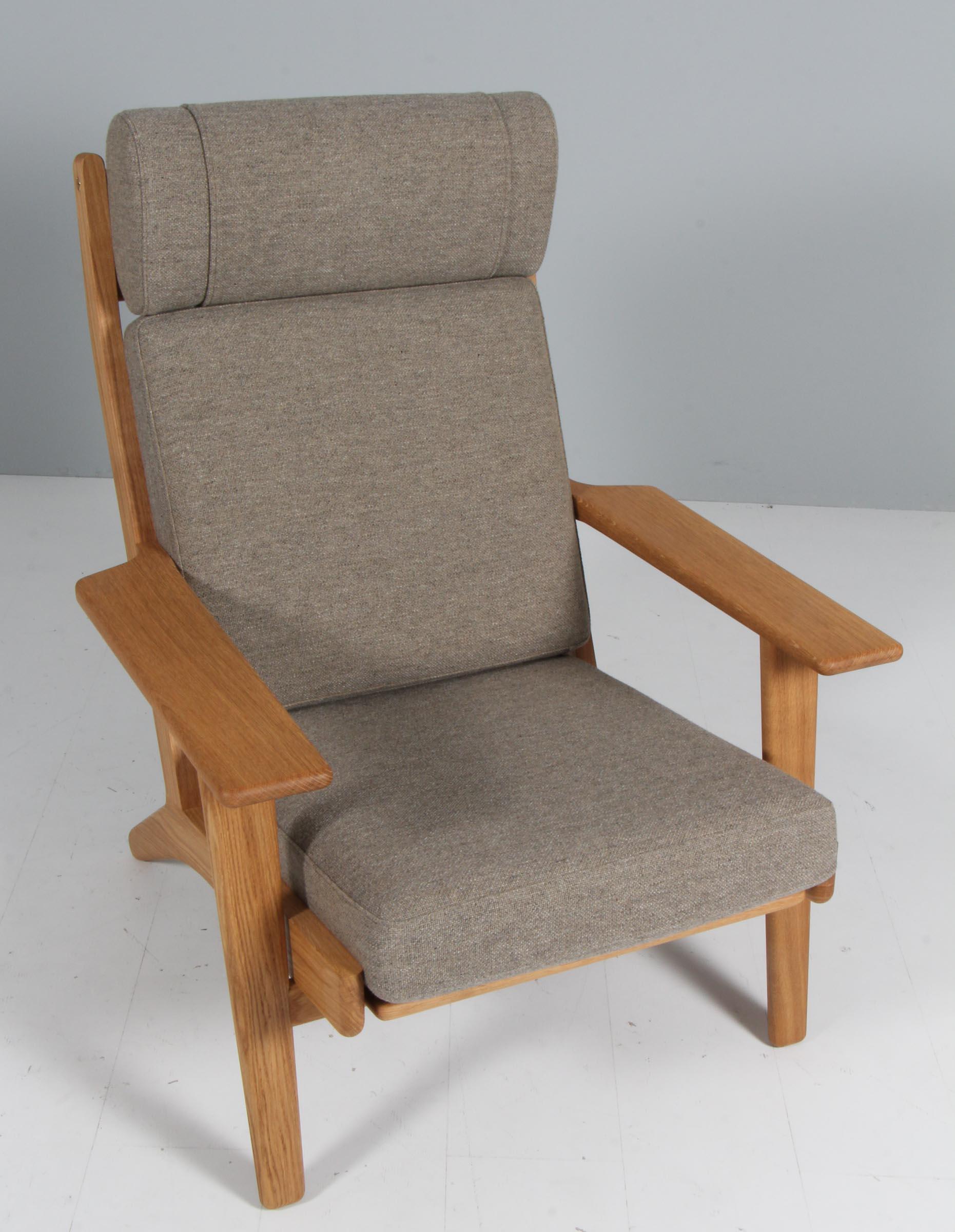 Hans J. Wegner lounge chair made of solid oak.

Original upholstered with Hallingdal 227 from Kvadrat

Model 290A, made by GETAMA.

