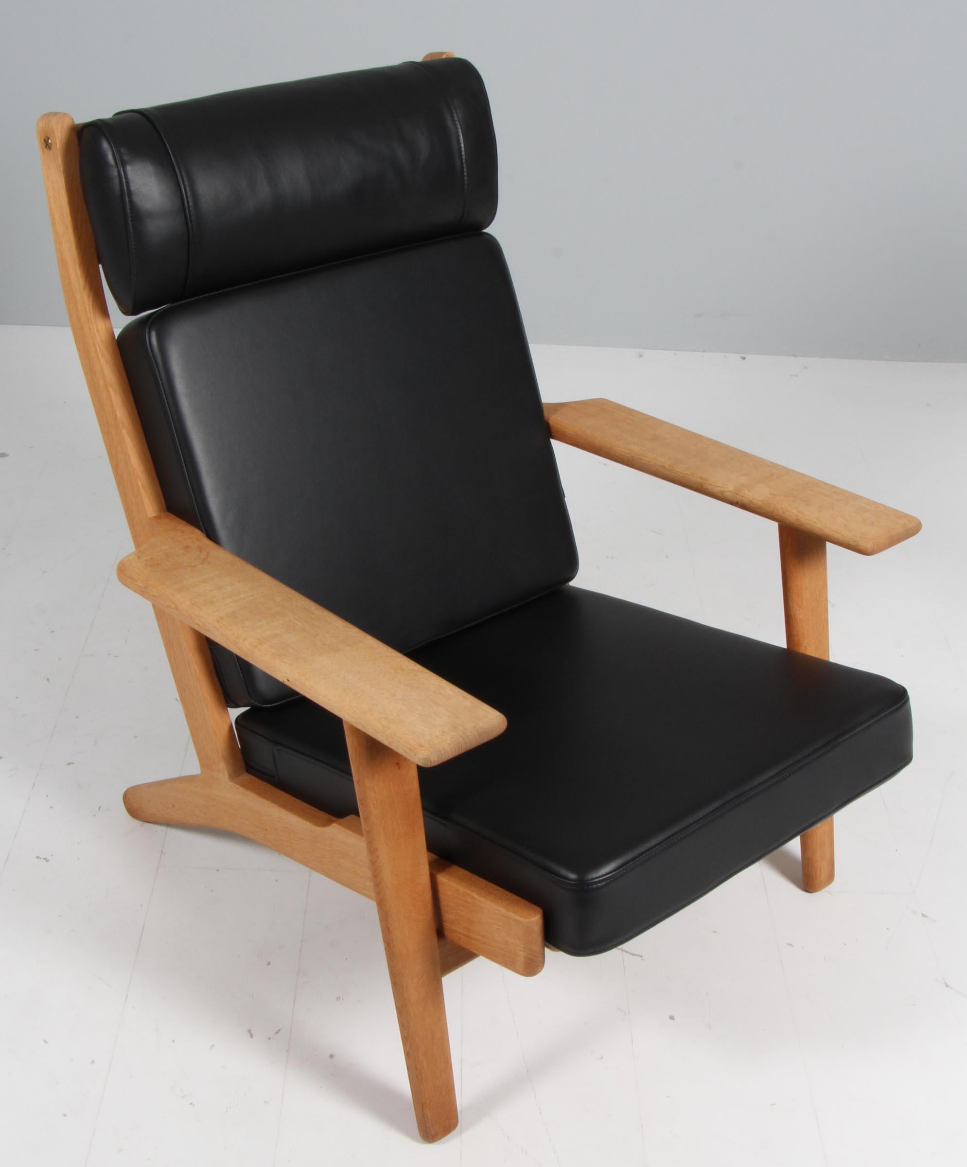 Tumbona Hans J. Wegner de roble macizo.

Nuevo tapizado en cuero negro de pura anilina.

Modelo 290A, fabricado por GETAMA.

