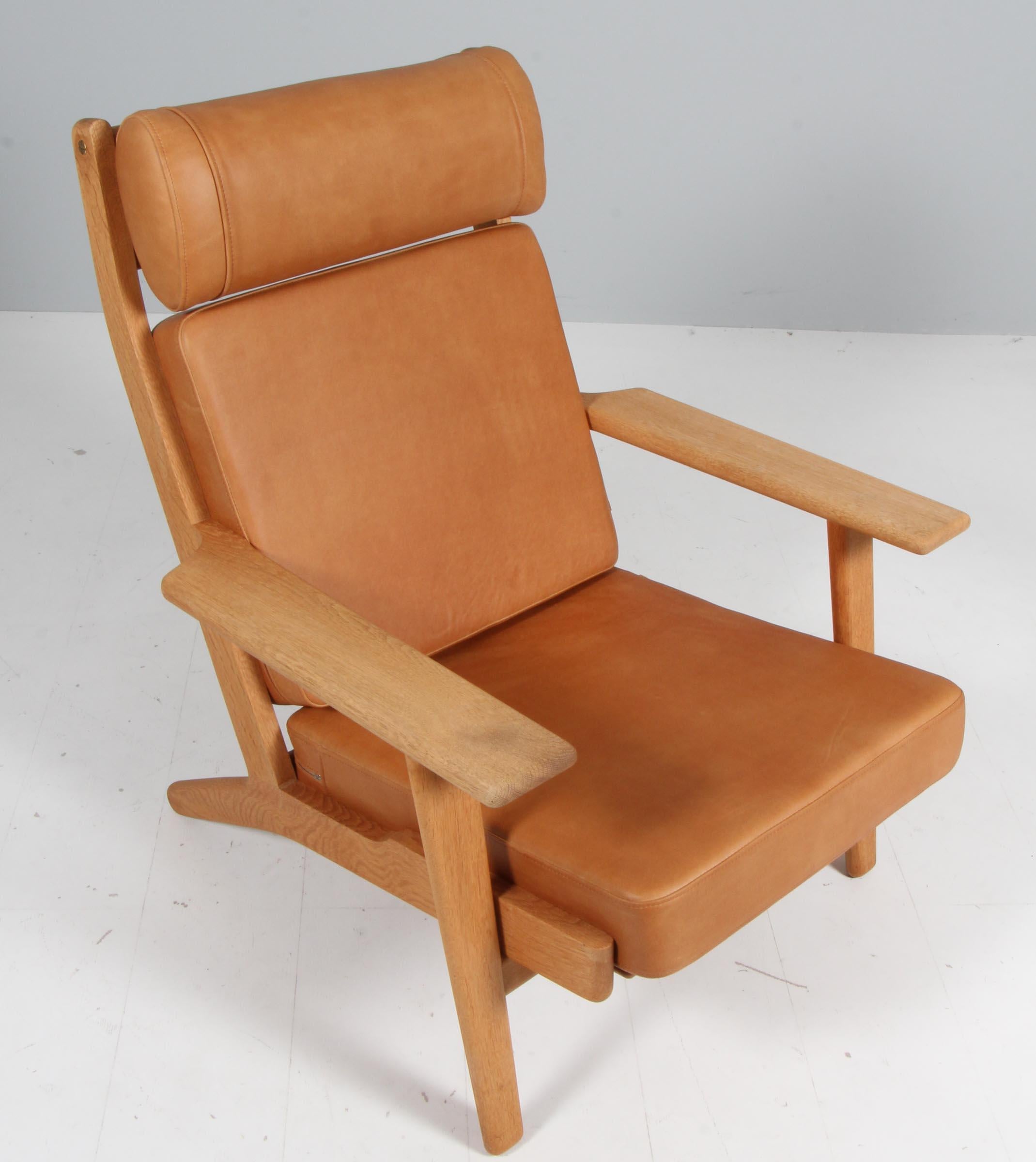 Chaise de salon Hans J. Wegner en chêne massif.

New upholstered with vintage tan aniline leather.

Modèle 290A, fabriqué par GETAMA.

